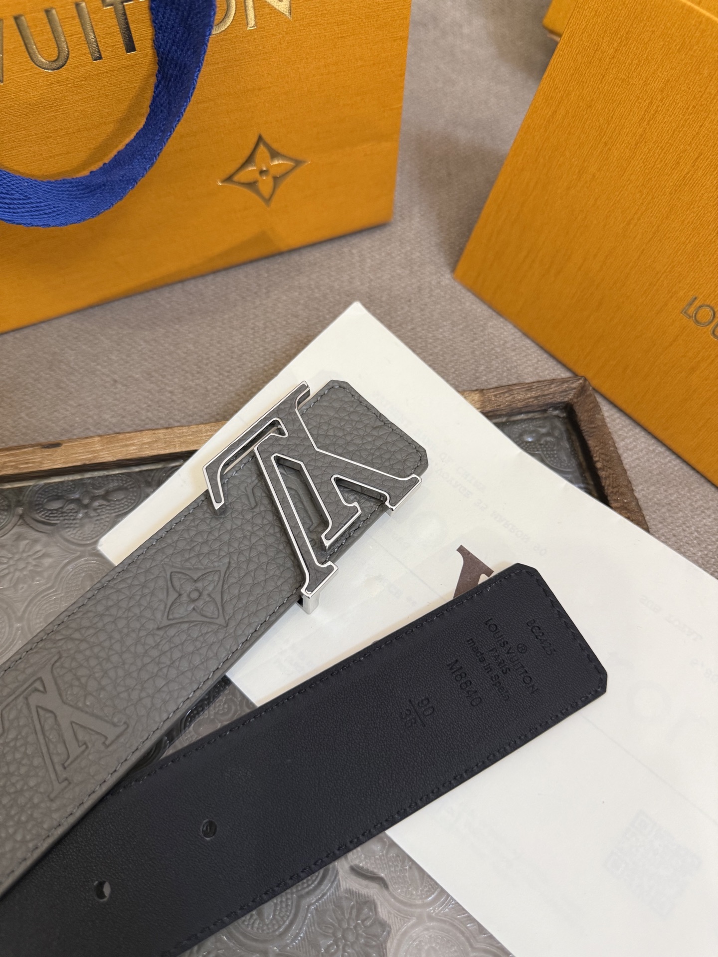  LV Dimension 4.0双面腰带将经典格调引入新颖尺幅设计。皮革压印 LV 字母和 Monog