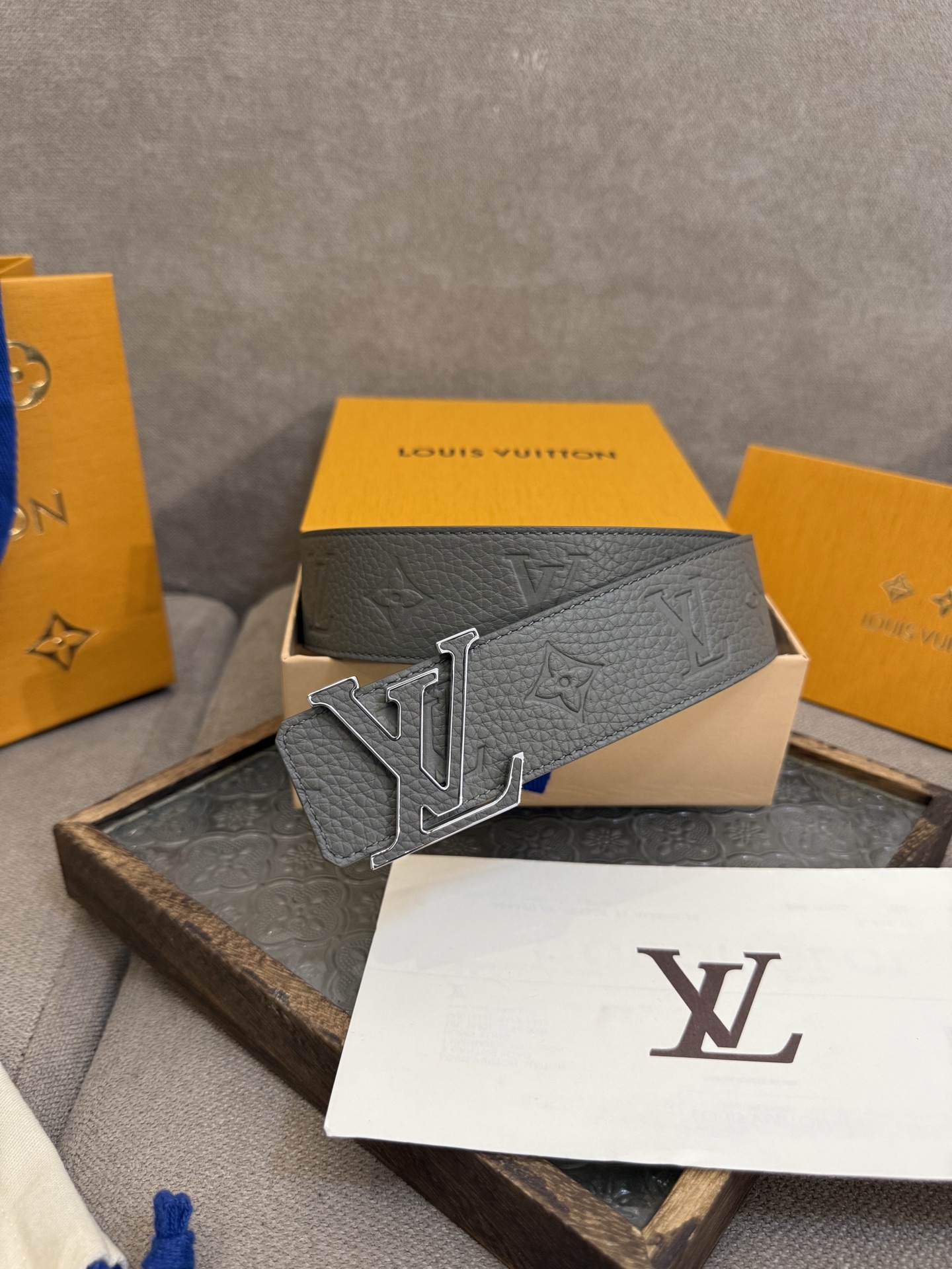  LV Dimension 4.0双面腰带将经典格调引入新颖尺幅设计。皮革压印 LV 字母和 Monog