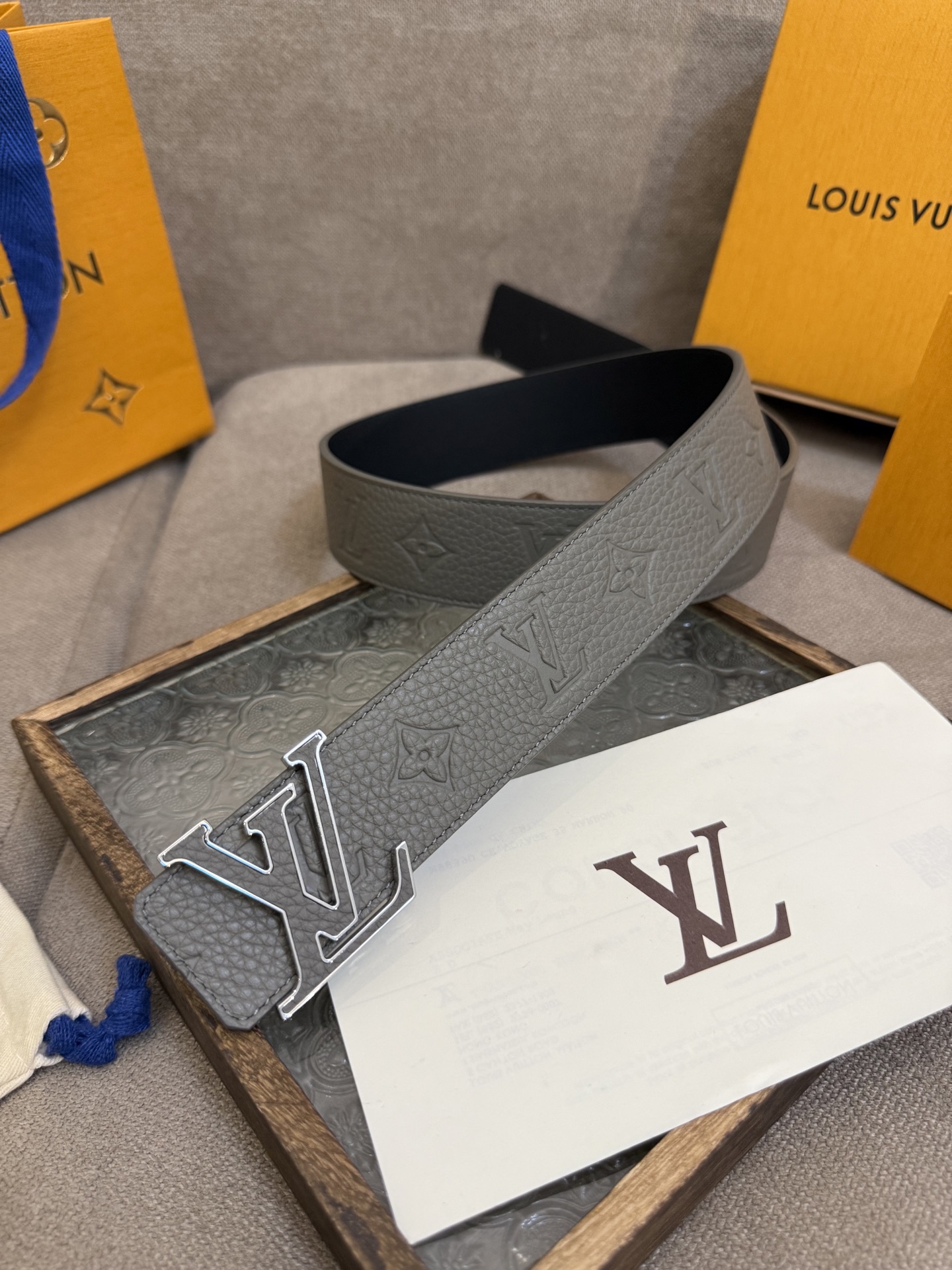  LV Dimension 4.0双面腰带将经典格调引入新颖尺幅设计。皮革压印 LV 字母和 Monog