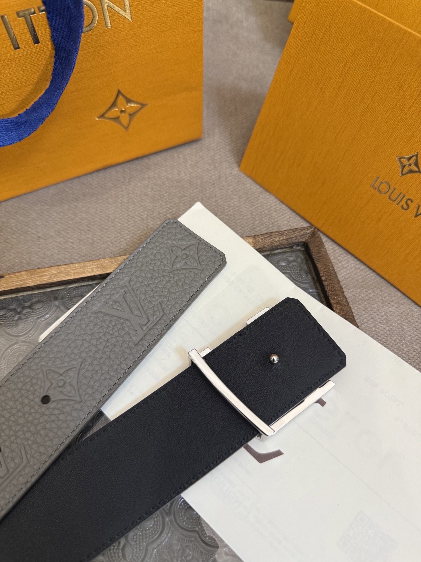  LV Dimension 4.0双面腰带将经典格调引入新颖尺幅设计。皮革压印 LV 字母和 Monog
