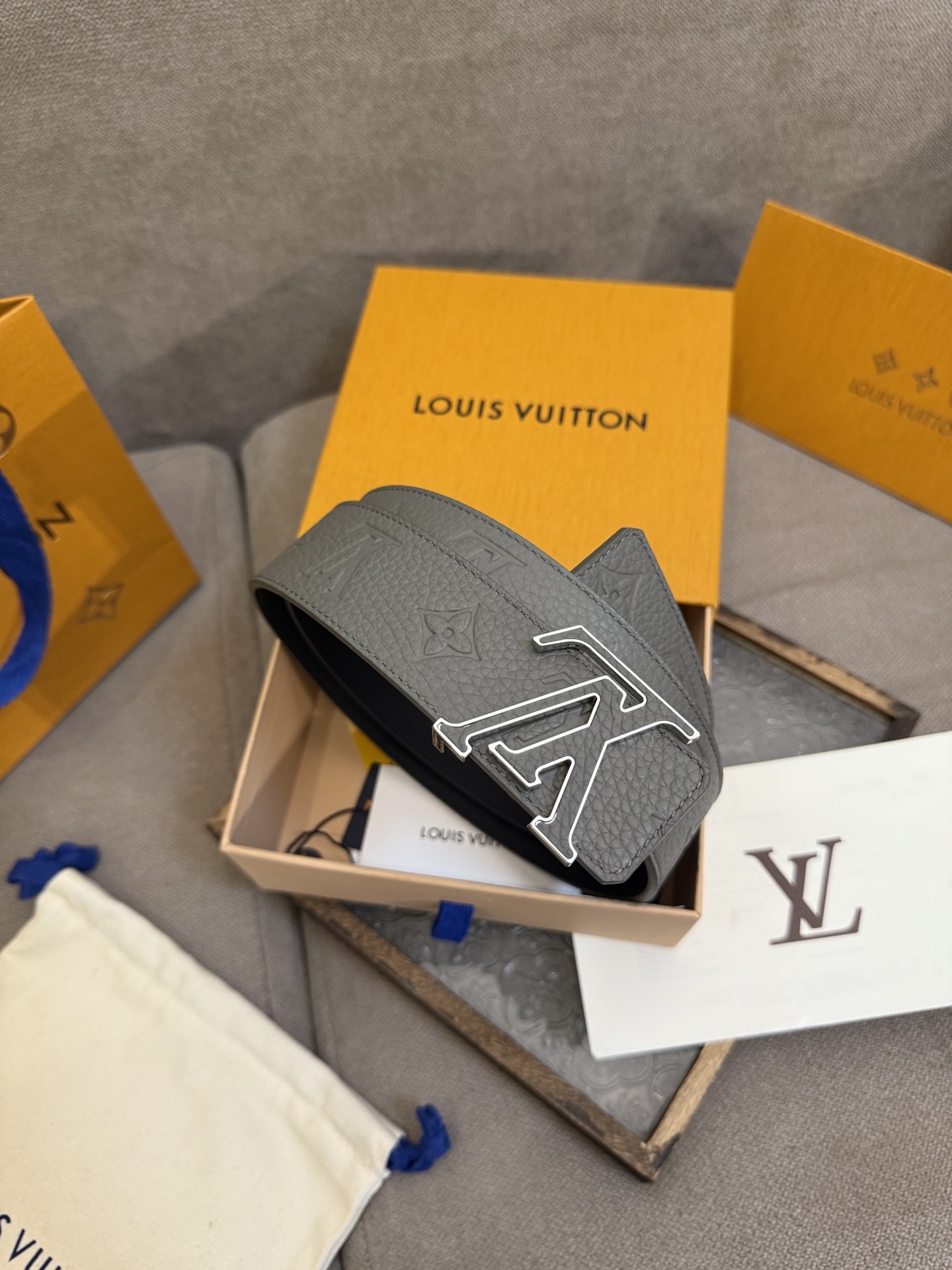  LV Dimension 4.0双面腰带将经典格调引入新颖尺幅设计。皮革压印 LV 字母和 Monog