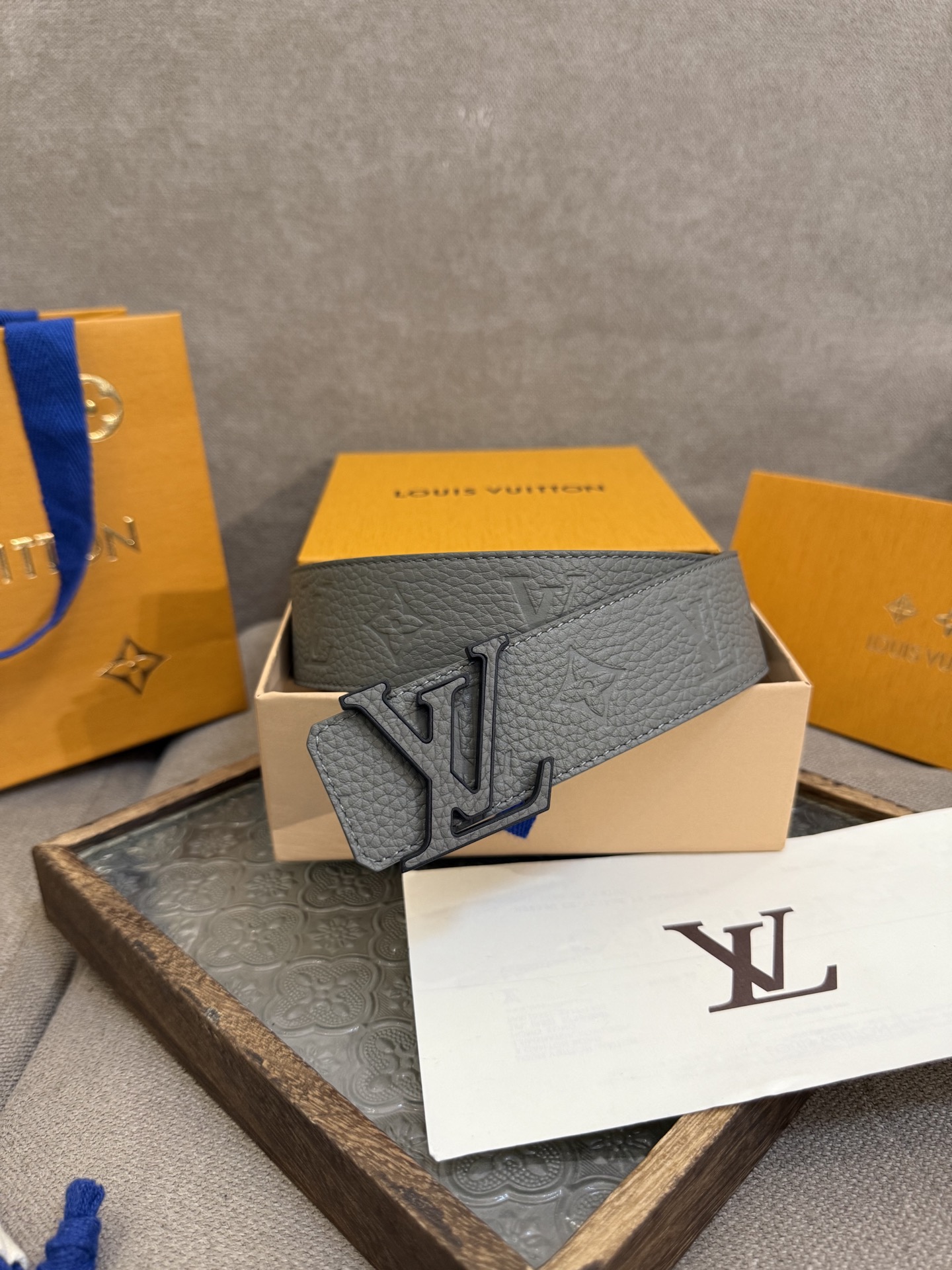  LV Dimension 4.0双面腰带将经典格调引入新颖尺幅设计。皮革压印 LV 字母和 Monog