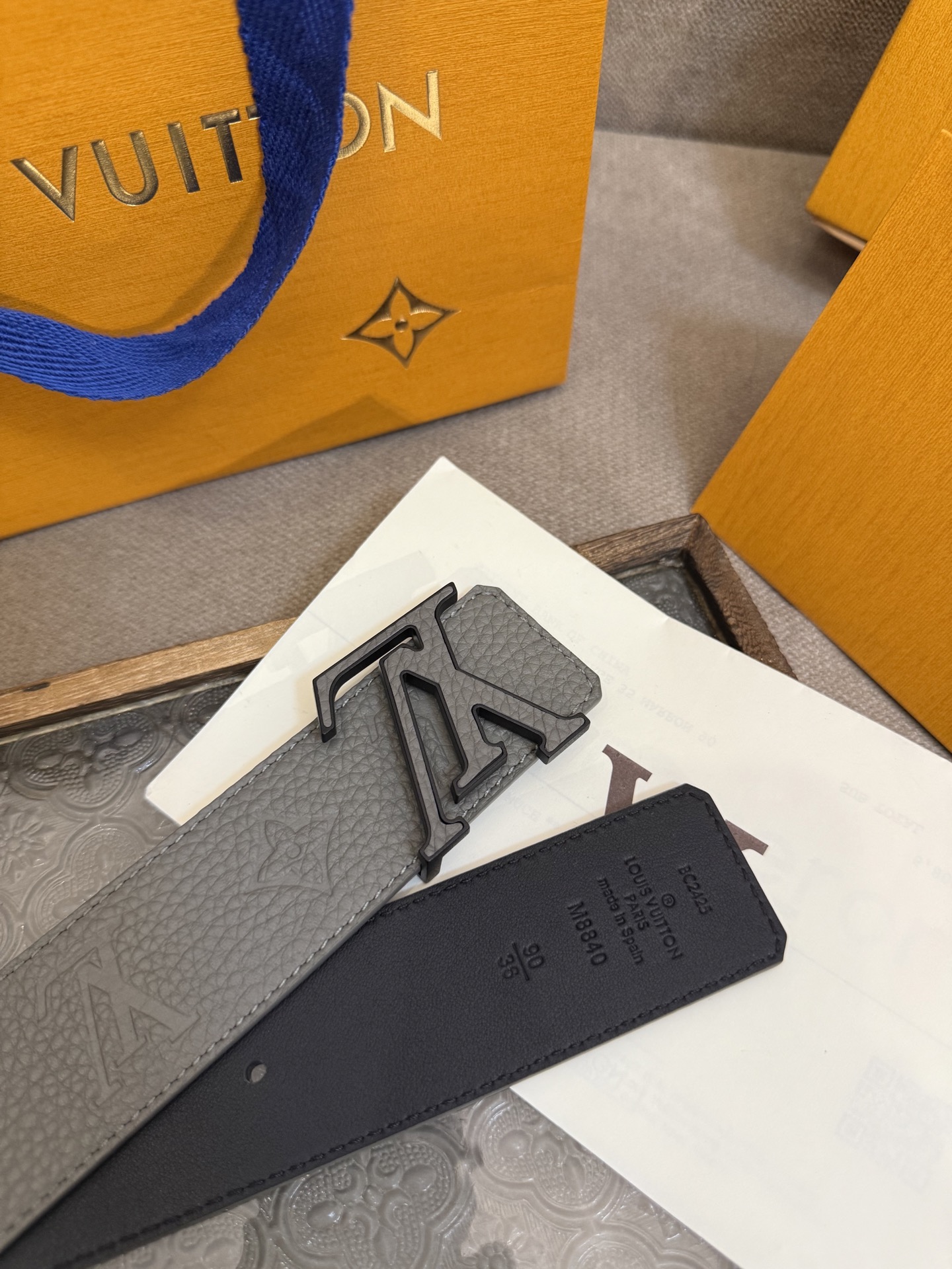  LV Dimension 4.0双面腰带将经典格调引入新颖尺幅设计。皮革压印 LV 字母和 Monog