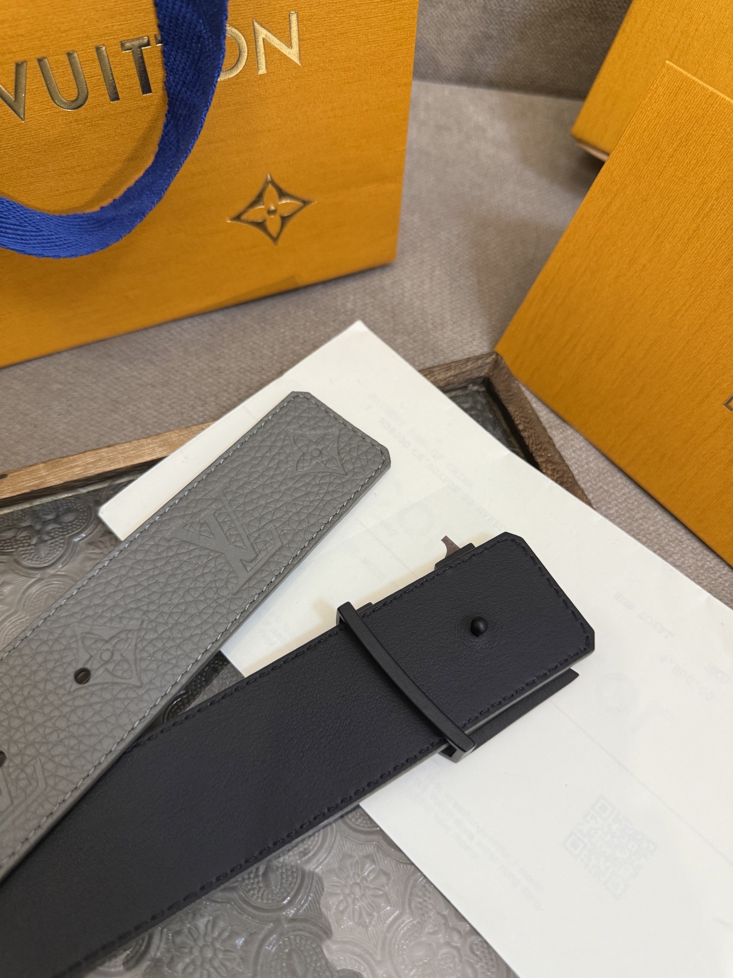  LV Dimension 4.0双面腰带将经典格调引入新颖尺幅设计。皮革压印 LV 字母和 Monog