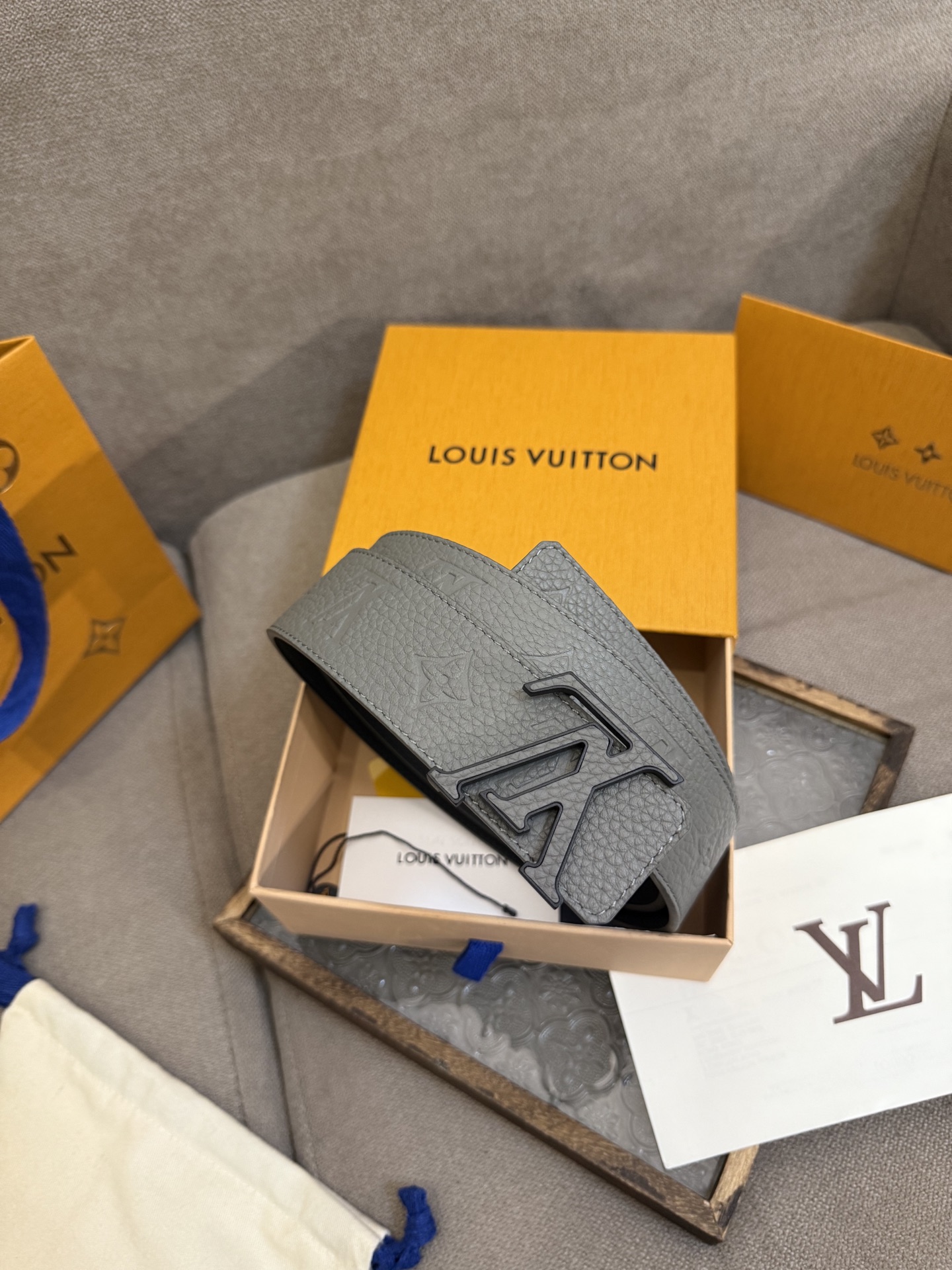  LV Dimension 4.0双面腰带将经典格调引入新颖尺幅设计。皮革压印 LV 字母和 Monog