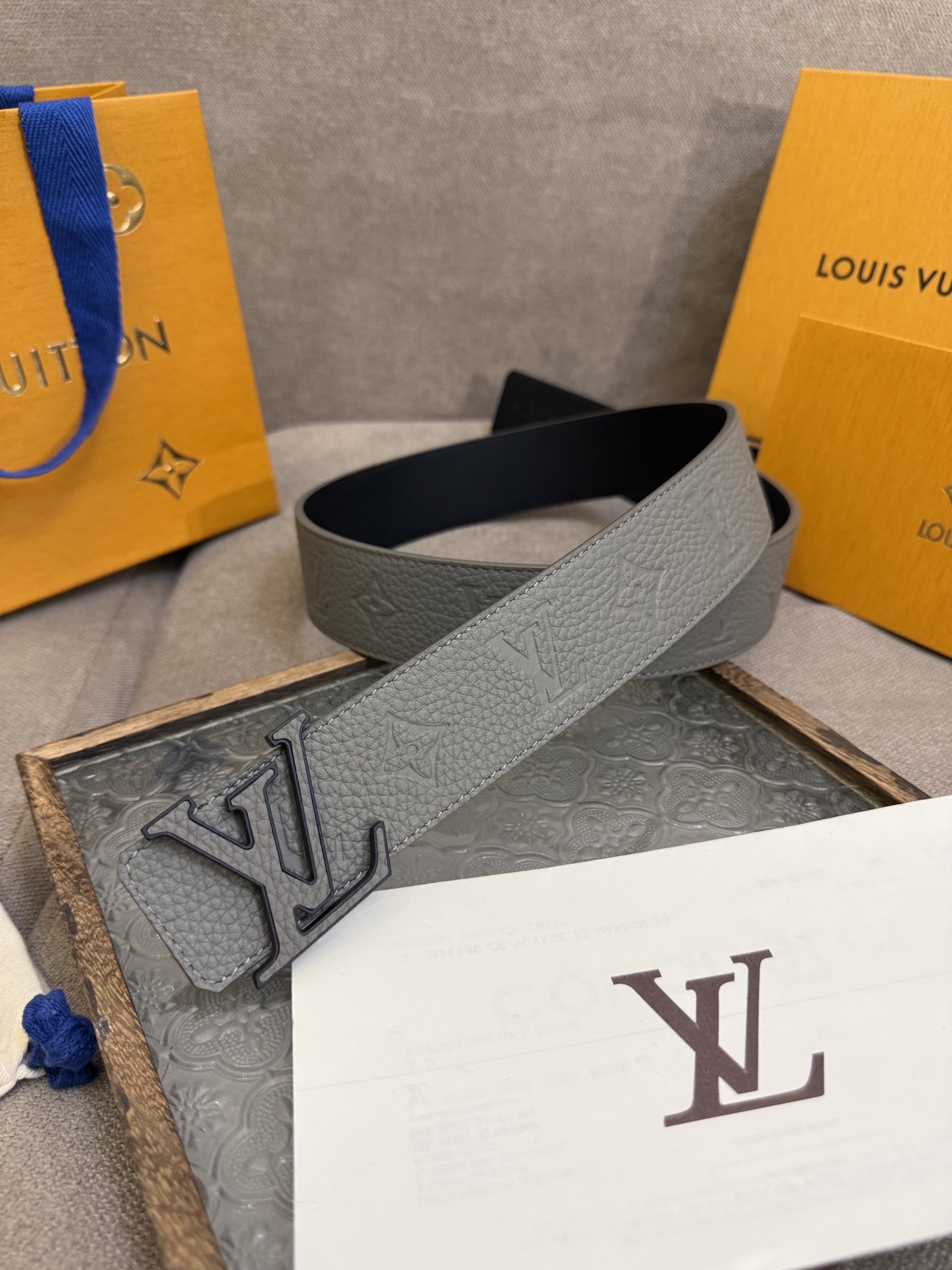 LV Dimension 4.0双面腰带将经典格调引入新颖尺幅设计。皮革压印 LV 字母和 Monog