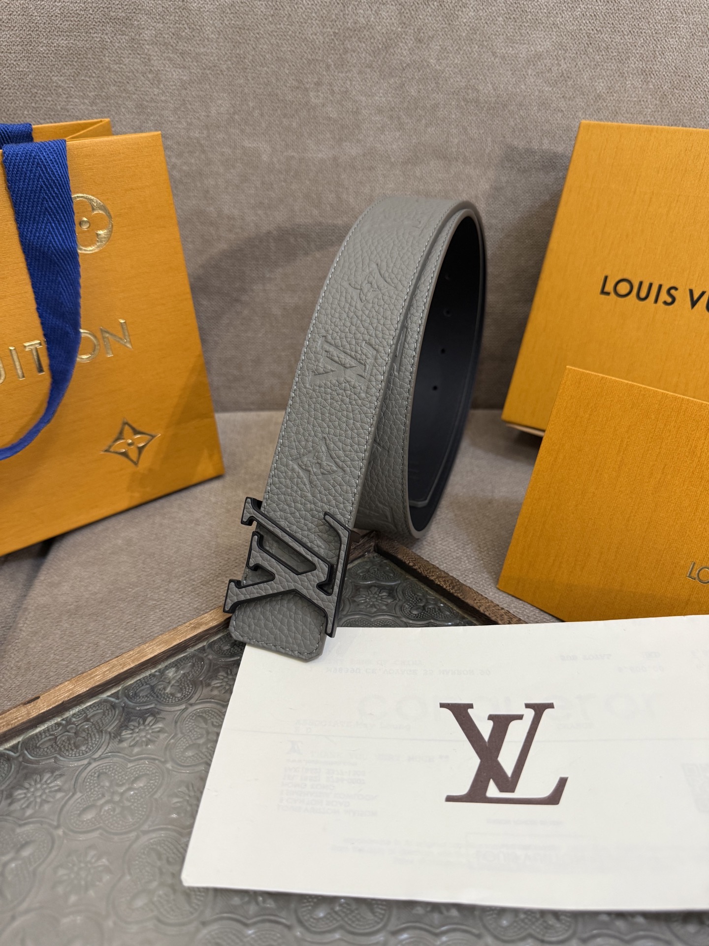  LV Dimension 4.0双面腰带将经典格调引入新颖尺幅设计。皮革压印 LV 字母和 Monog
