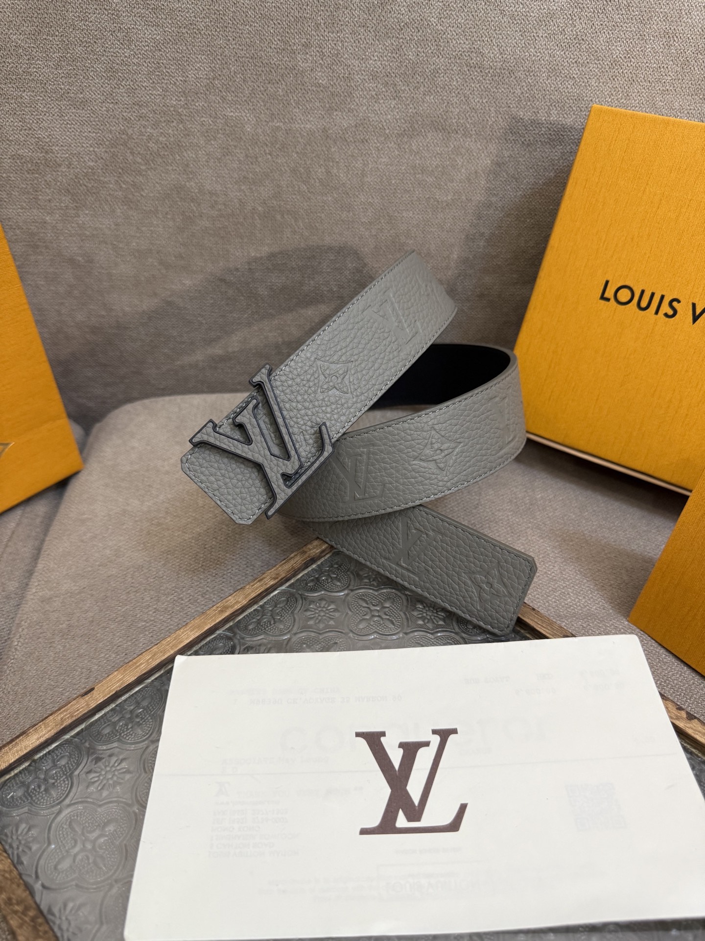  LV Dimension 4.0双面腰带将经典格调引入新颖尺幅设计。皮革压印 LV 字母和 Monog