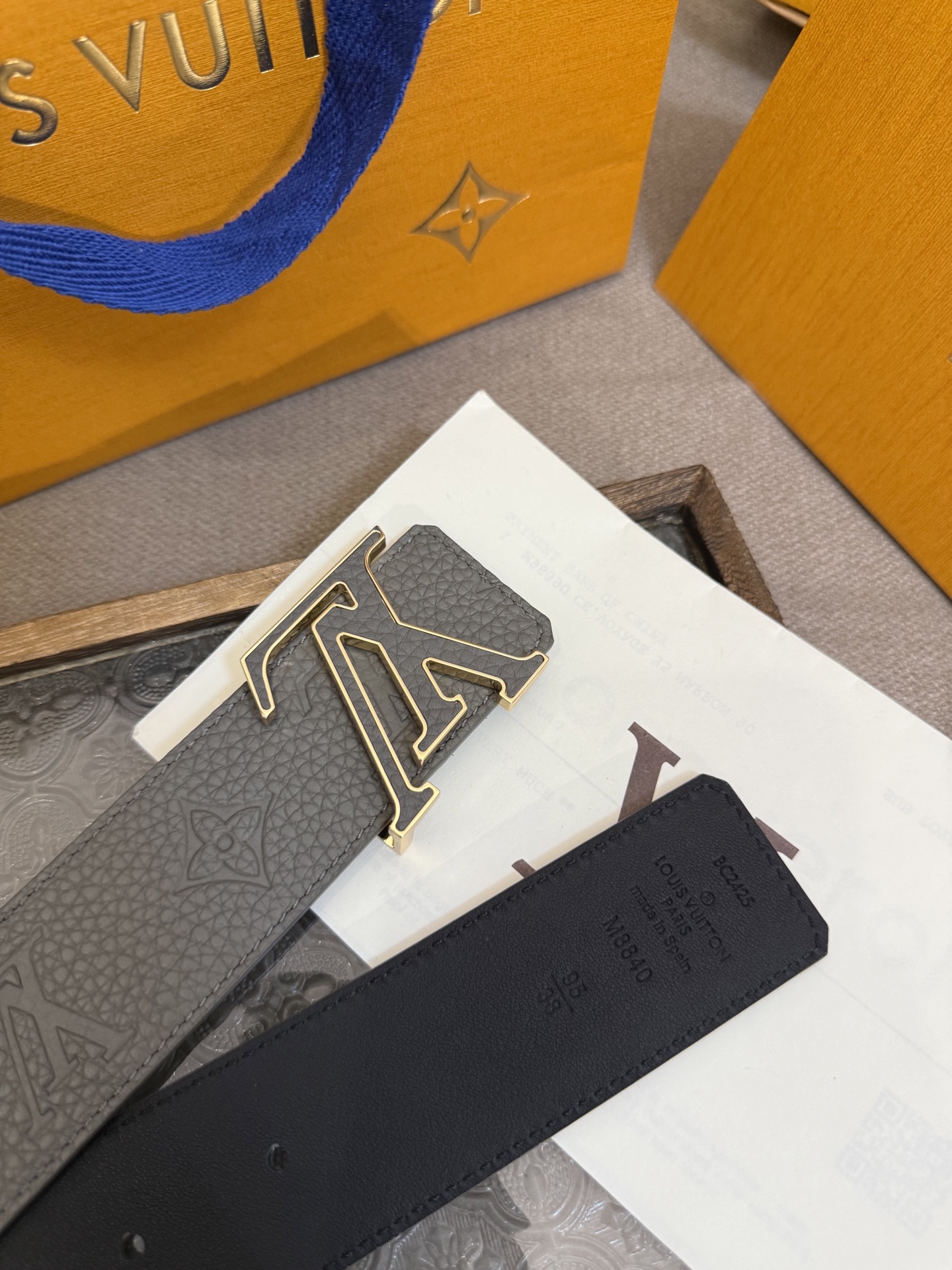  LV Dimension 4.0双面腰带将经典格调引入新颖尺幅设计。皮革压印 LV 字母和 Monog