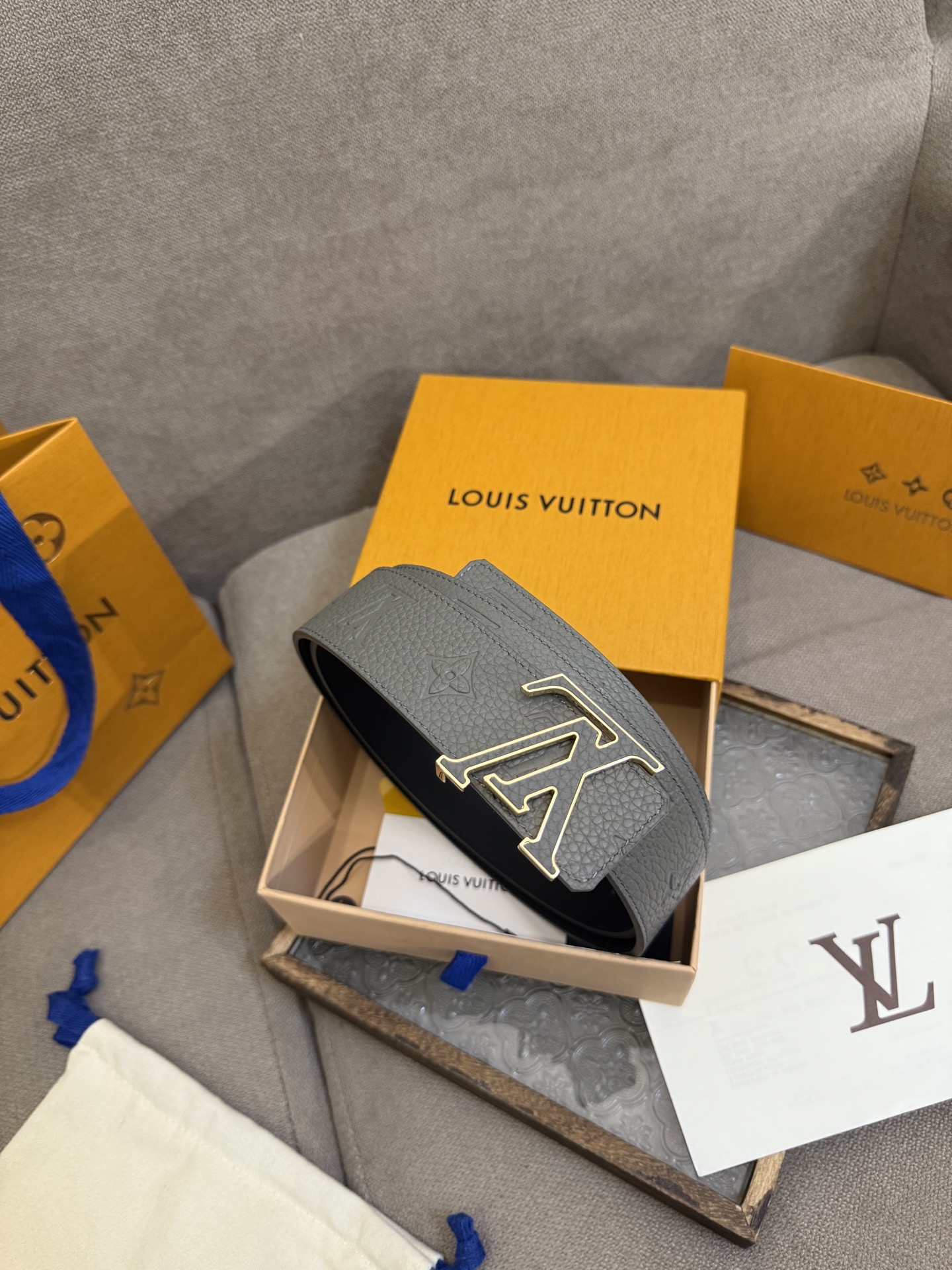  LV Dimension 4.0双面腰带将经典格调引入新颖尺幅设计。皮革压印 LV 字母和 Monog