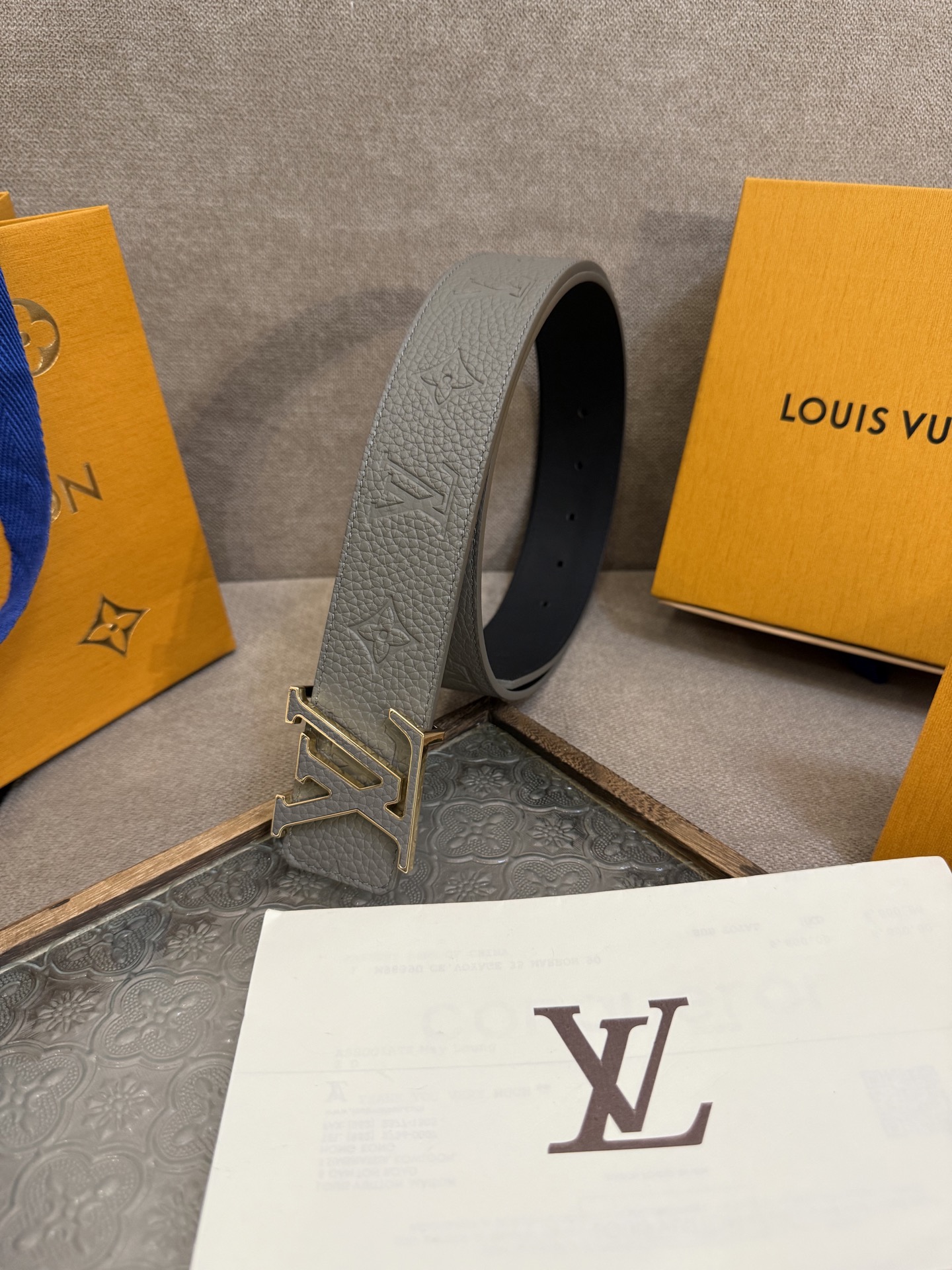  LV Dimension 4.0双面腰带将经典格调引入新颖尺幅设计。皮革压印 LV 字母和 Monog