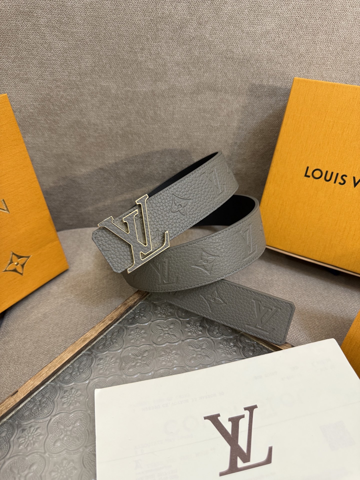  LV Dimension 4.0双面腰带将经典格调引入新颖尺幅设计。皮革压印 LV 字母和 Monog