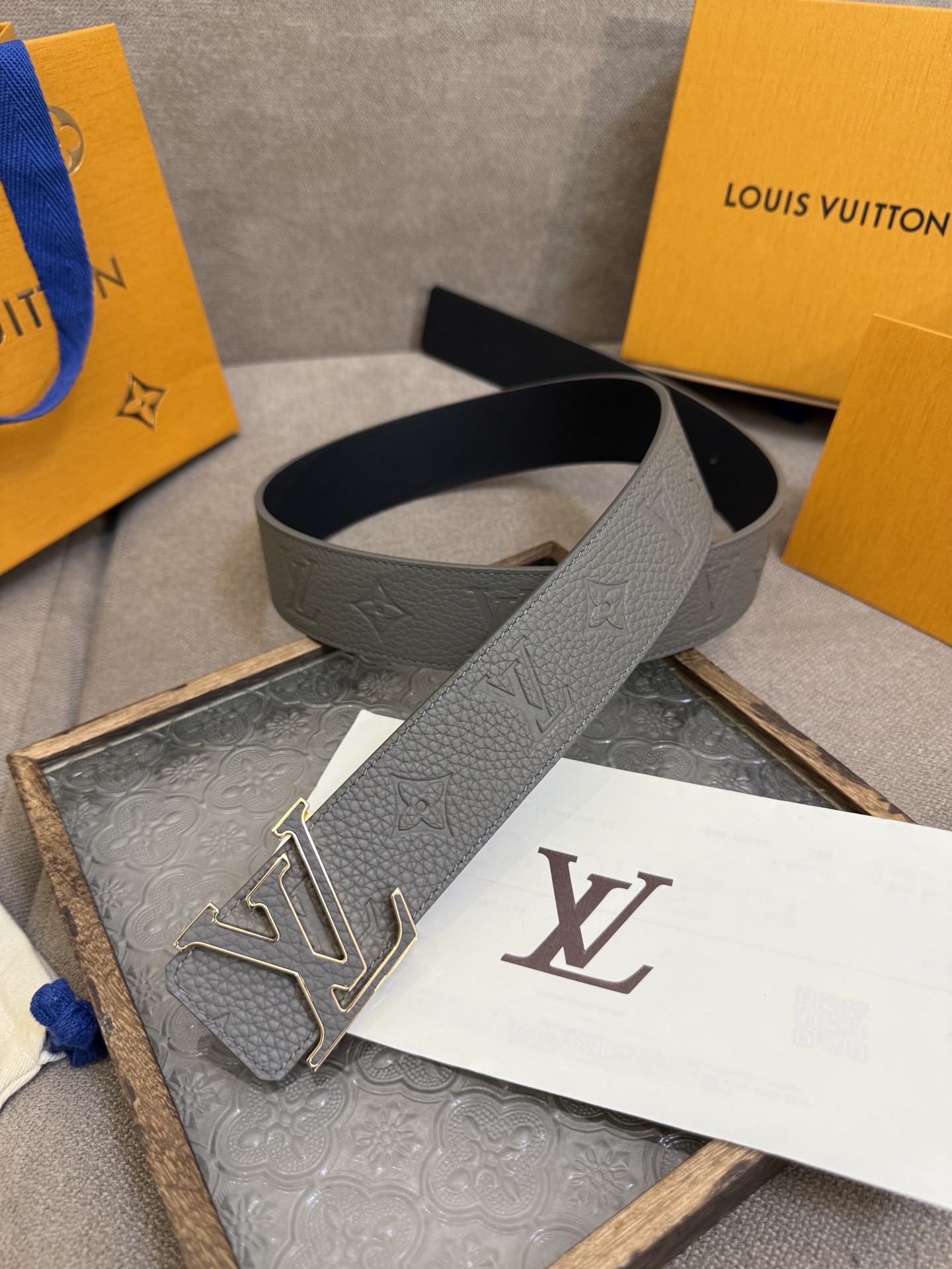  LV Dimension 4.0双面腰带将经典格调引入新颖尺幅设计。皮革压印 LV 字母和 Monog