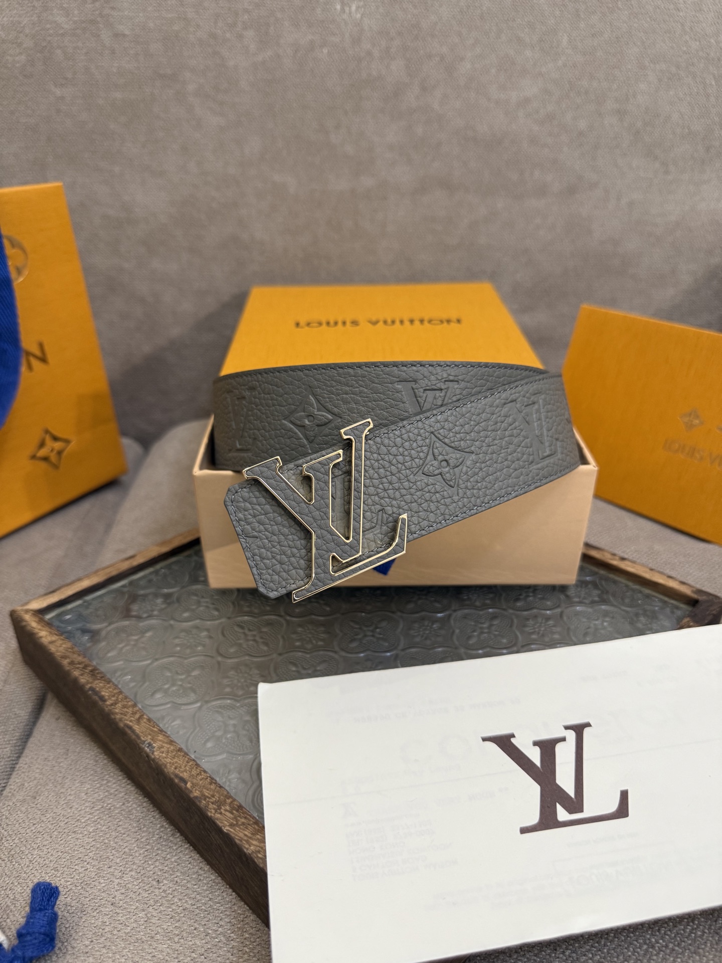  LV Dimension 4.0双面腰带将经典格调引入新颖尺幅设计。皮革压印 LV 字母和 Monog