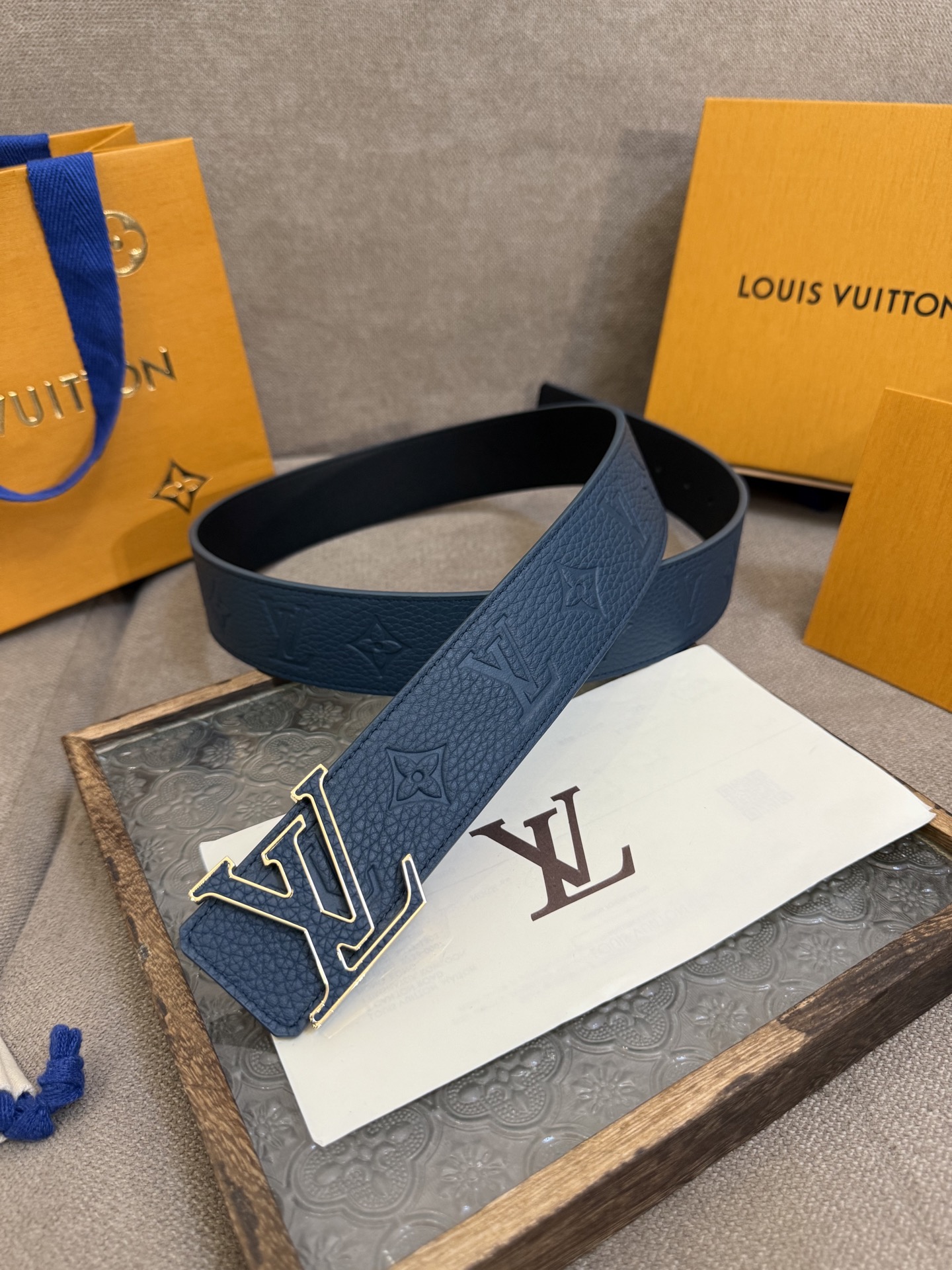 LV Dimension 4.0双面腰带将经典格调引入新颖尺幅设计。皮革压印 LV 字母和 Monog