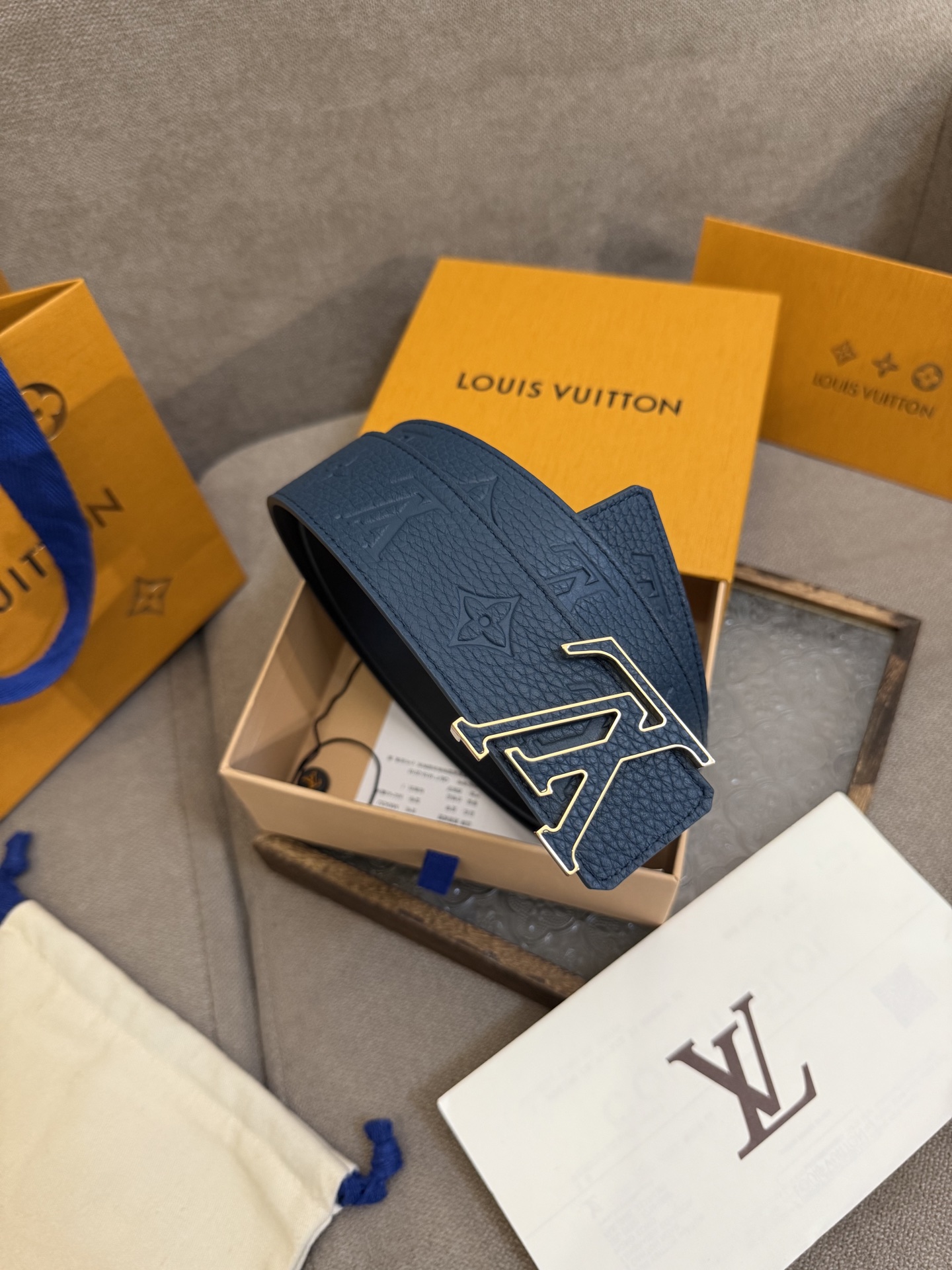  LV Dimension 4.0双面腰带将经典格调引入新颖尺幅设计。皮革压印 LV 字母和 Monog
