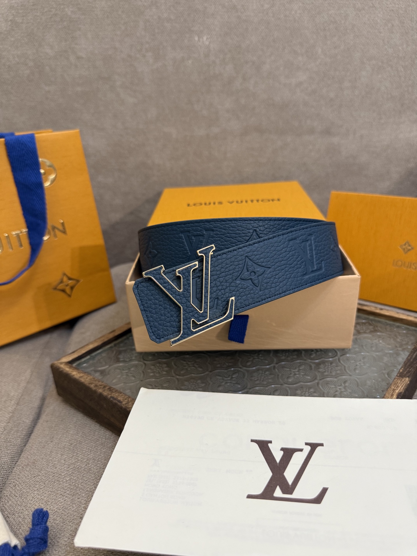  LV Dimension 4.0双面腰带将经典格调引入新颖尺幅设计。皮革压印 LV 字母和 Monog
