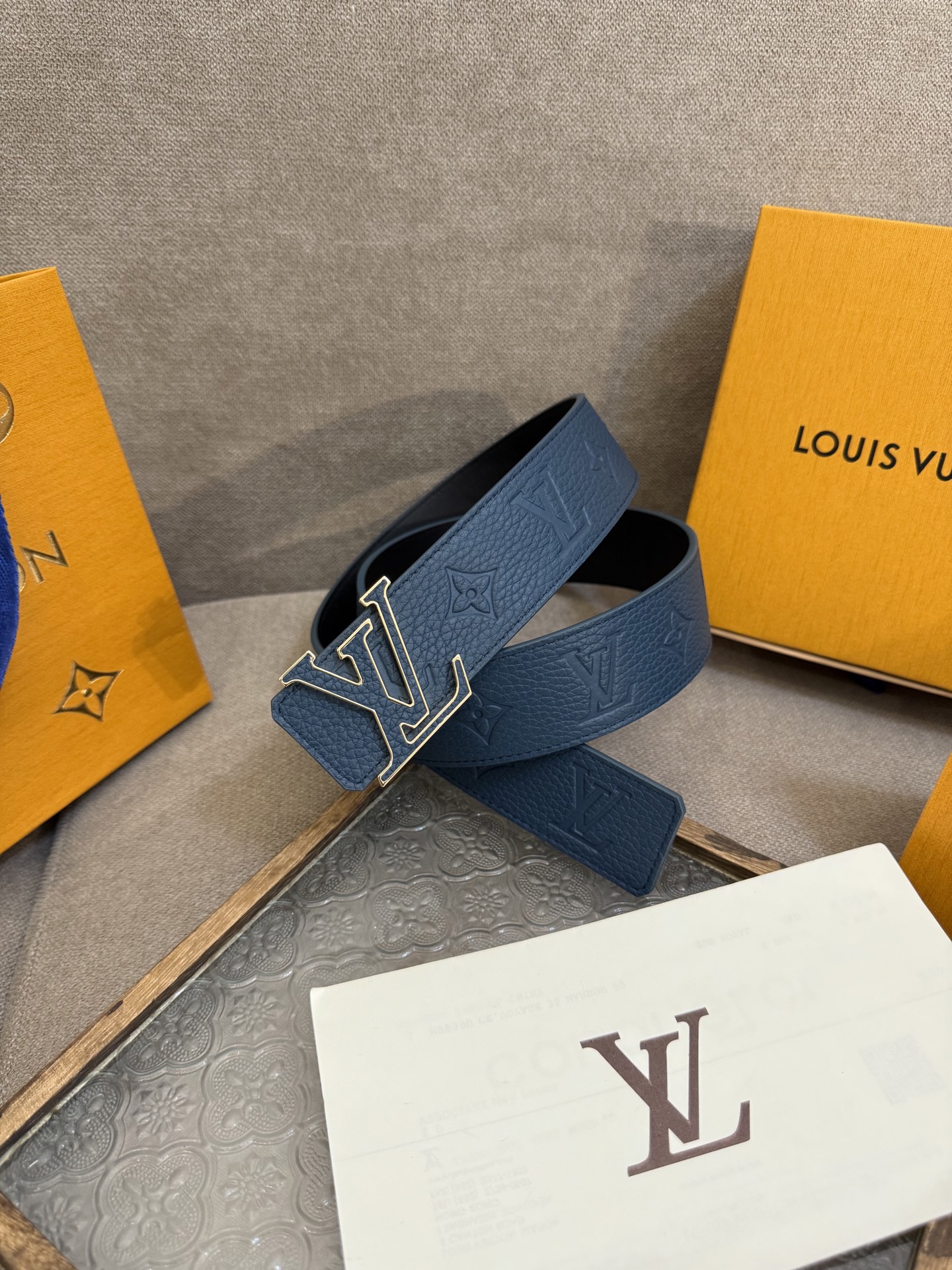  LV Dimension 4.0双面腰带将经典格调引入新颖尺幅设计。皮革压印 LV 字母和 Monog