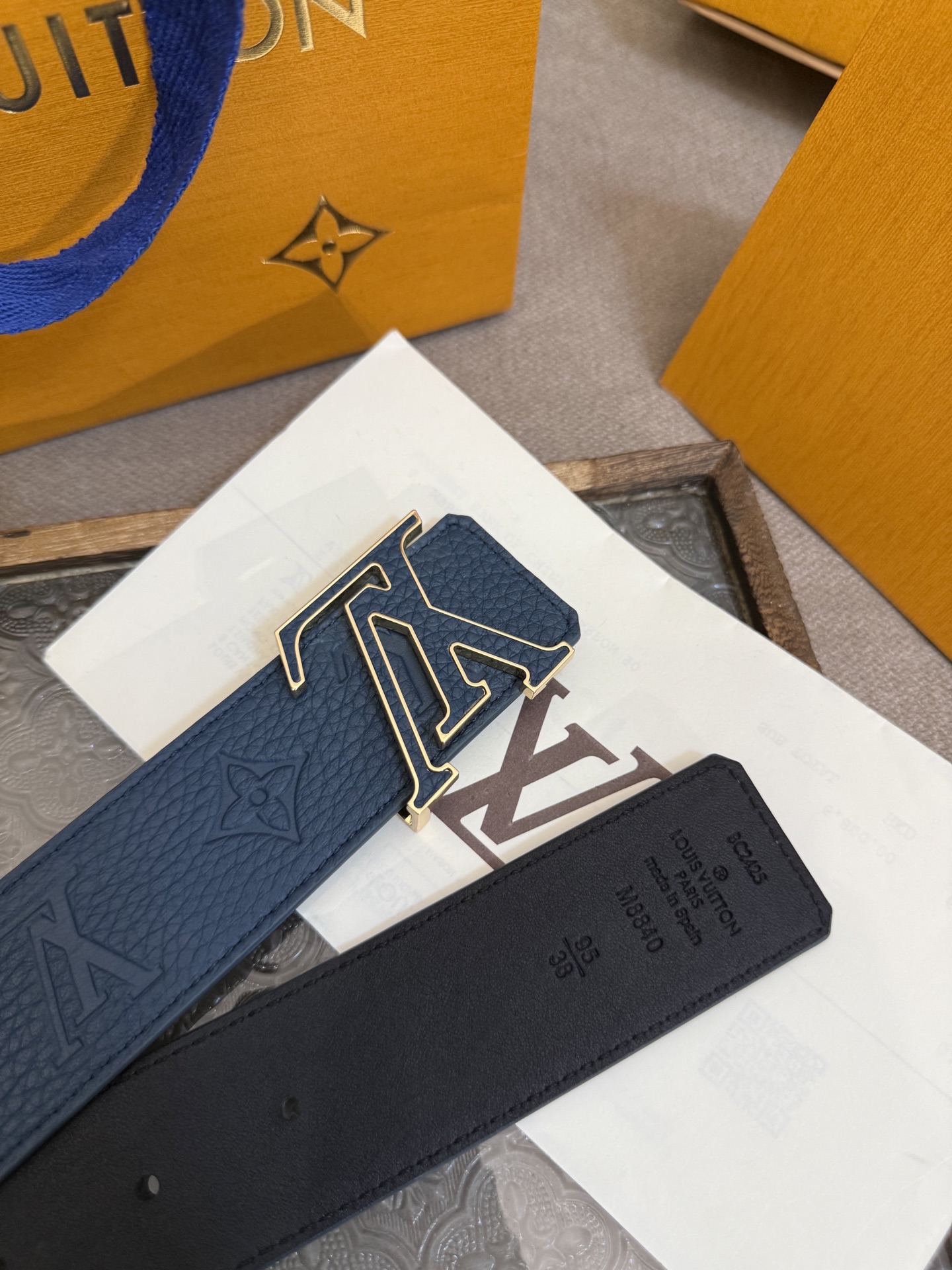  LV Dimension 4.0双面腰带将经典格调引入新颖尺幅设计。皮革压印 LV 字母和 Monog