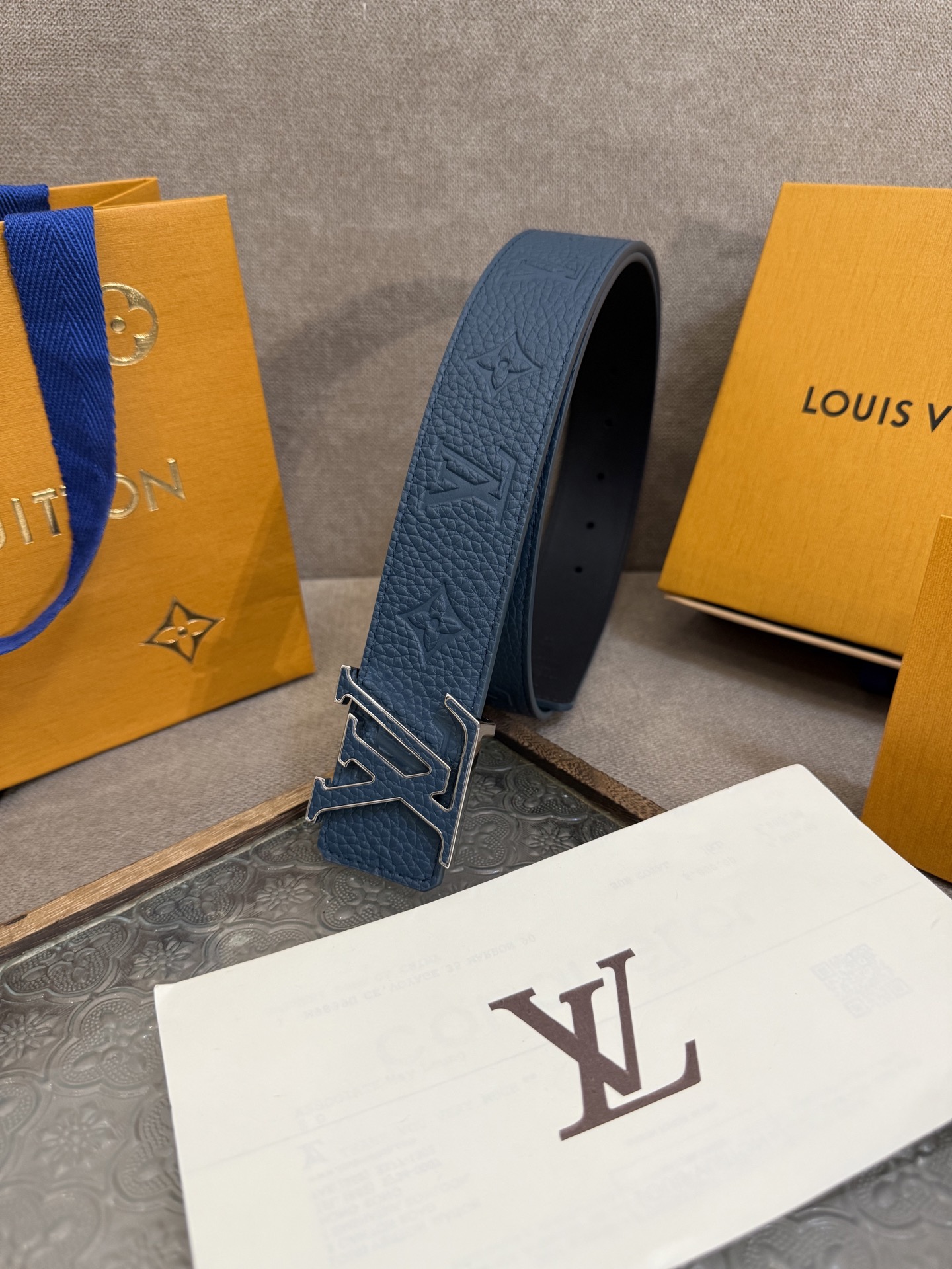  LV Dimension 4.0双面腰带将经典格调引入新颖尺幅设计。皮革压印 LV 字母和 Monog