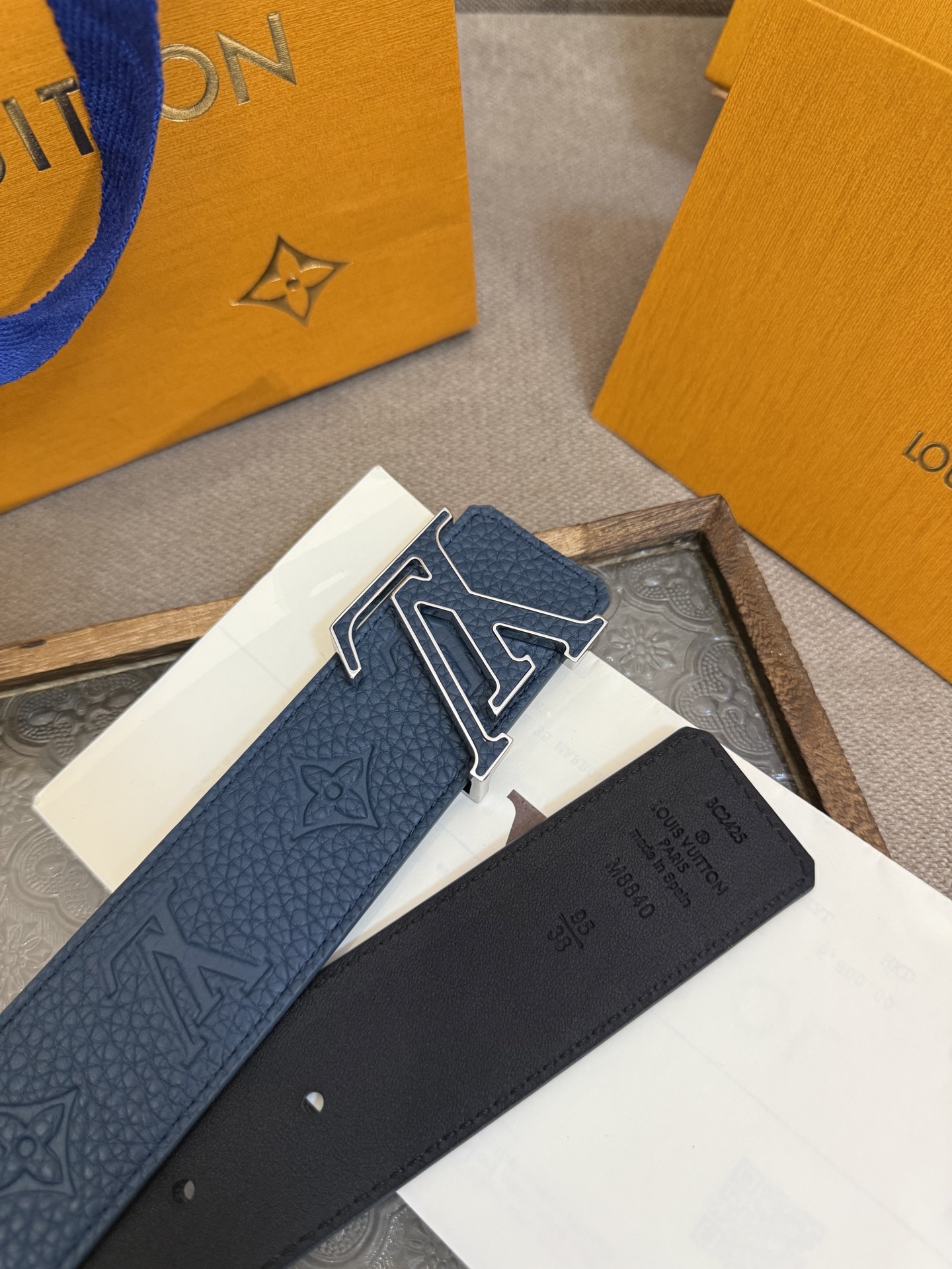  LV Dimension 4.0双面腰带将经典格调引入新颖尺幅设计。皮革压印 LV 字母和 Monog