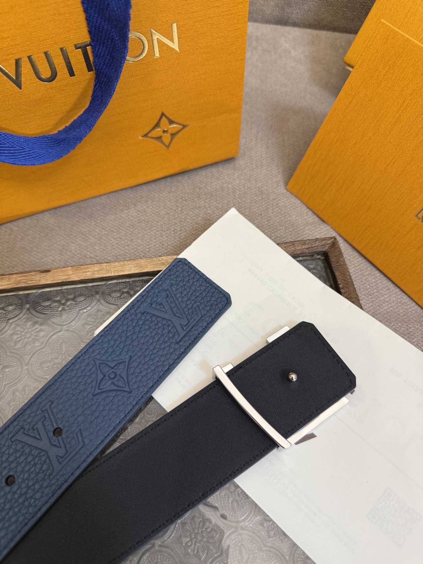  LV Dimension 4.0双面腰带将经典格调引入新颖尺幅设计。皮革压印 LV 字母和 Monog