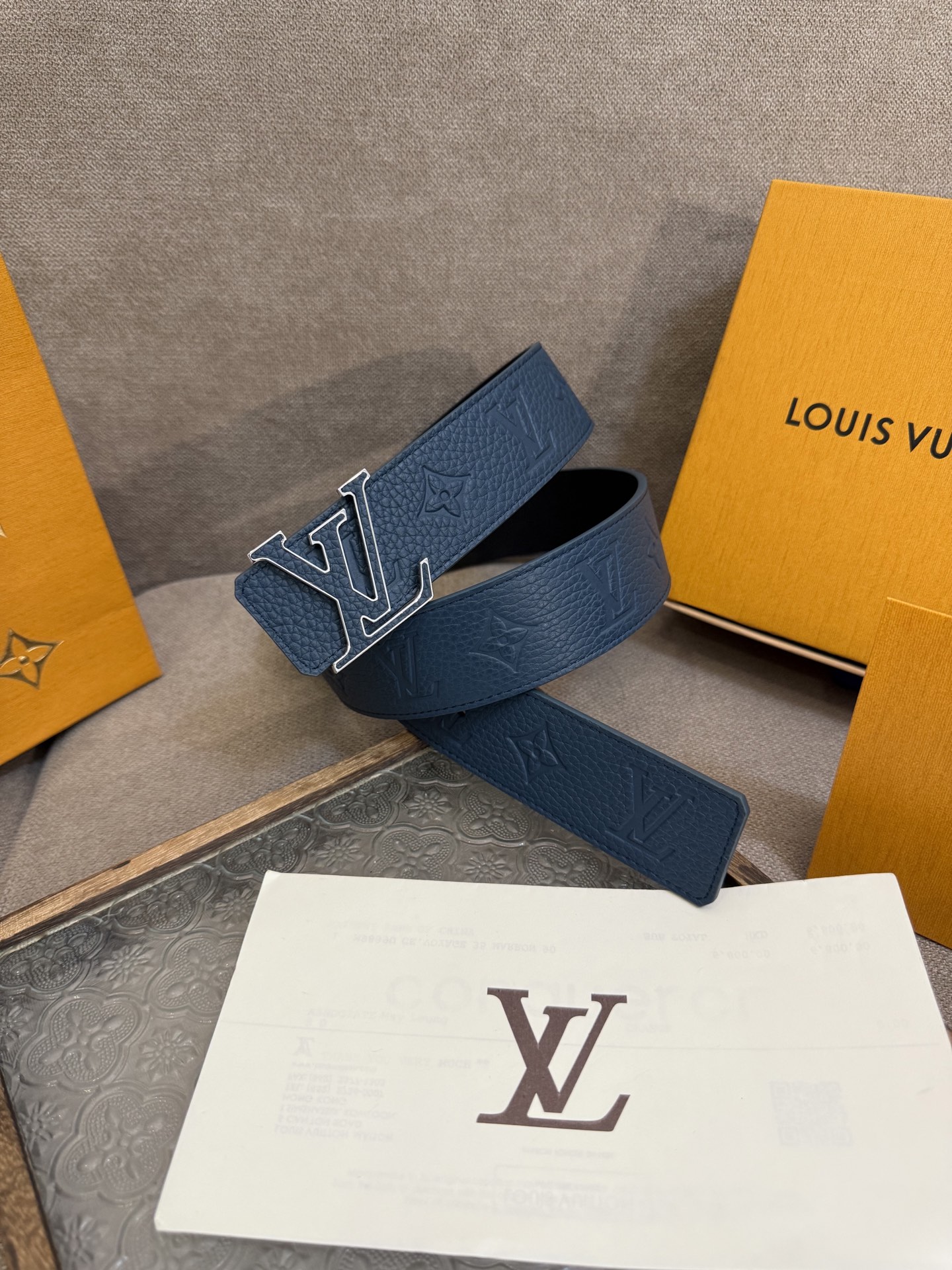  LV Dimension 4.0双面腰带将经典格调引入新颖尺幅设计。皮革压印 LV 字母和 Monog