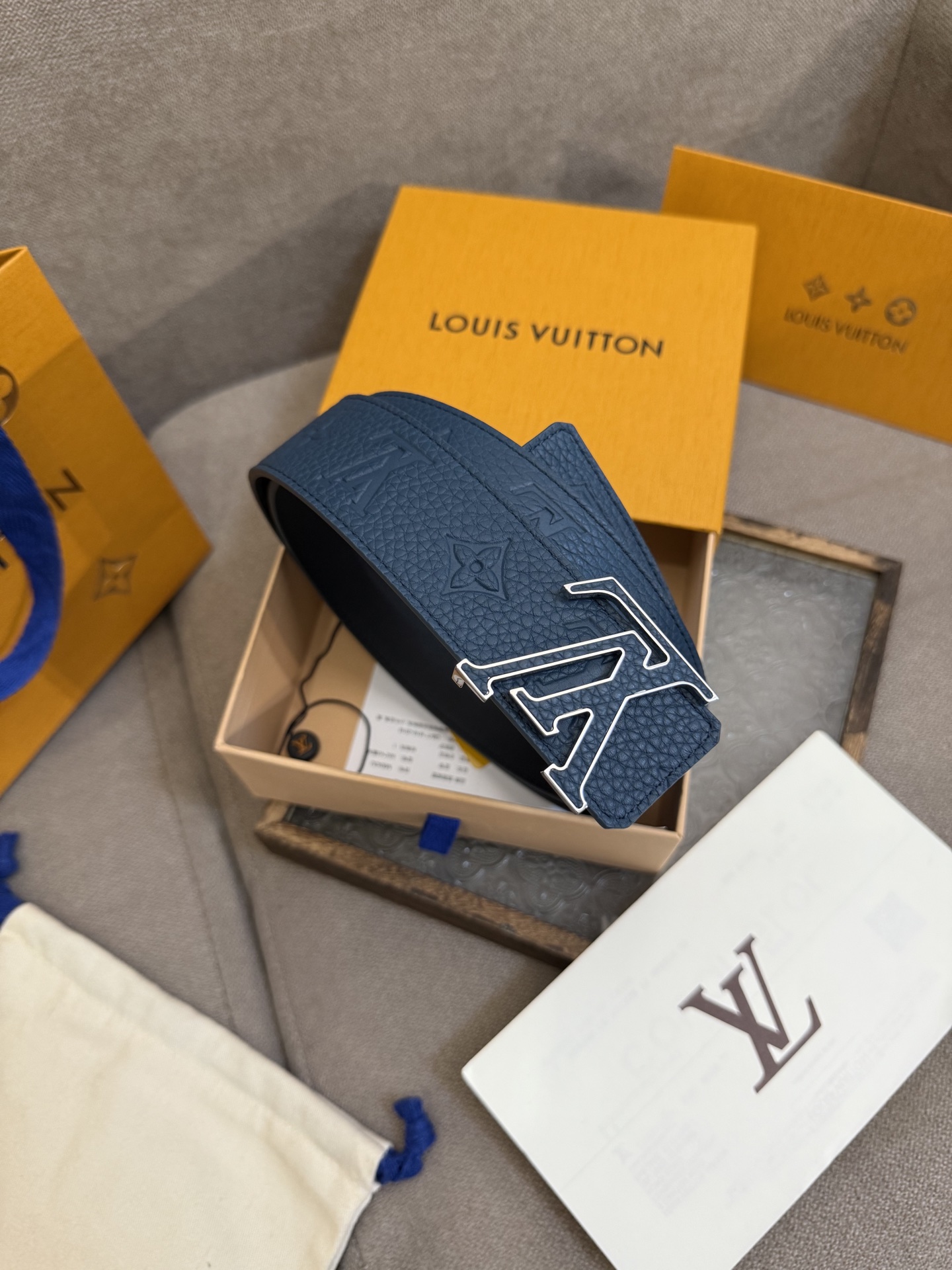  LV Dimension 4.0双面腰带将经典格调引入新颖尺幅设计。皮革压印 LV 字母和 Monog