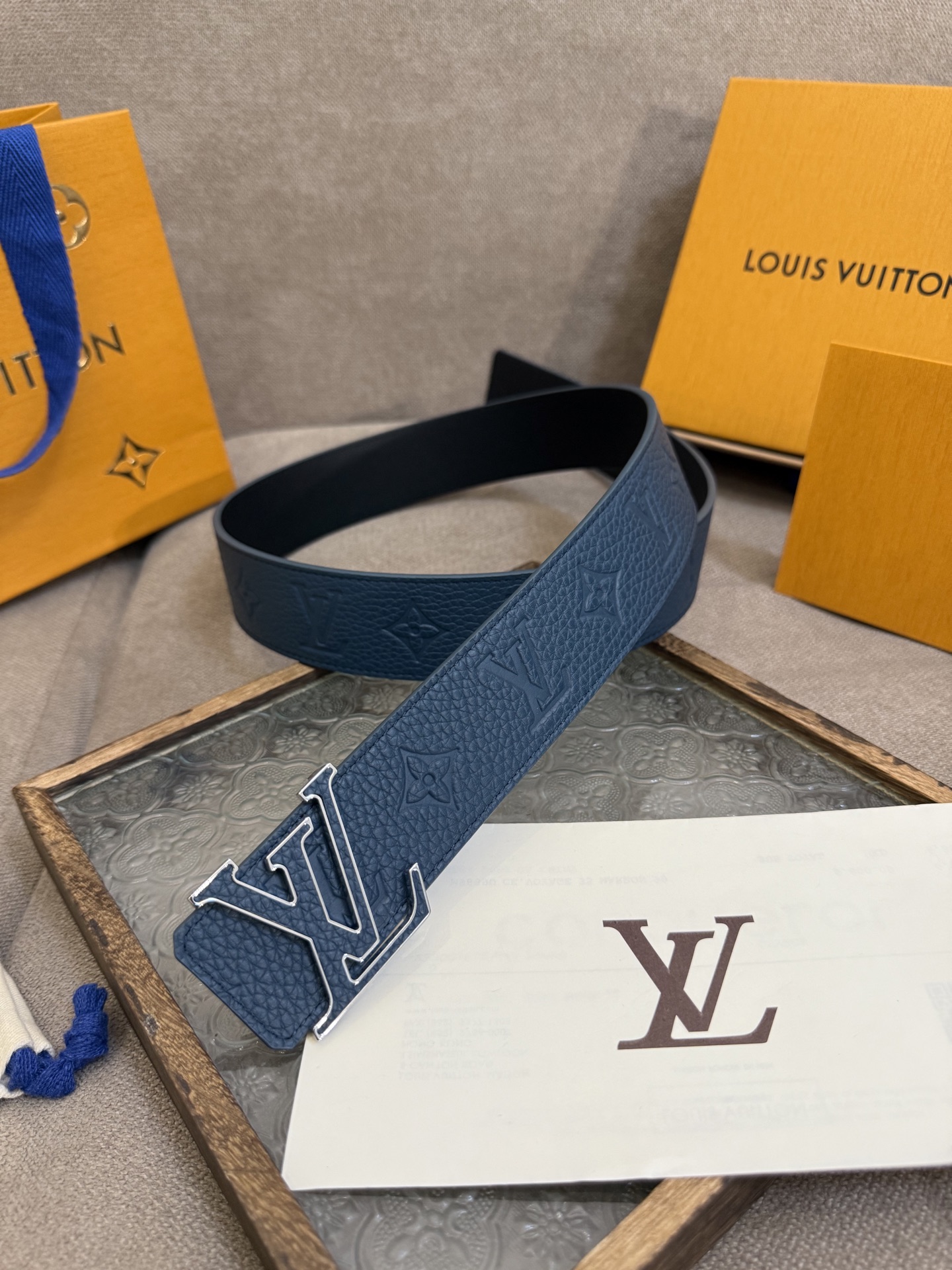  LV Dimension 4.0双面腰带将经典格调引入新颖尺幅设计。皮革压印 LV 字母和 Monog