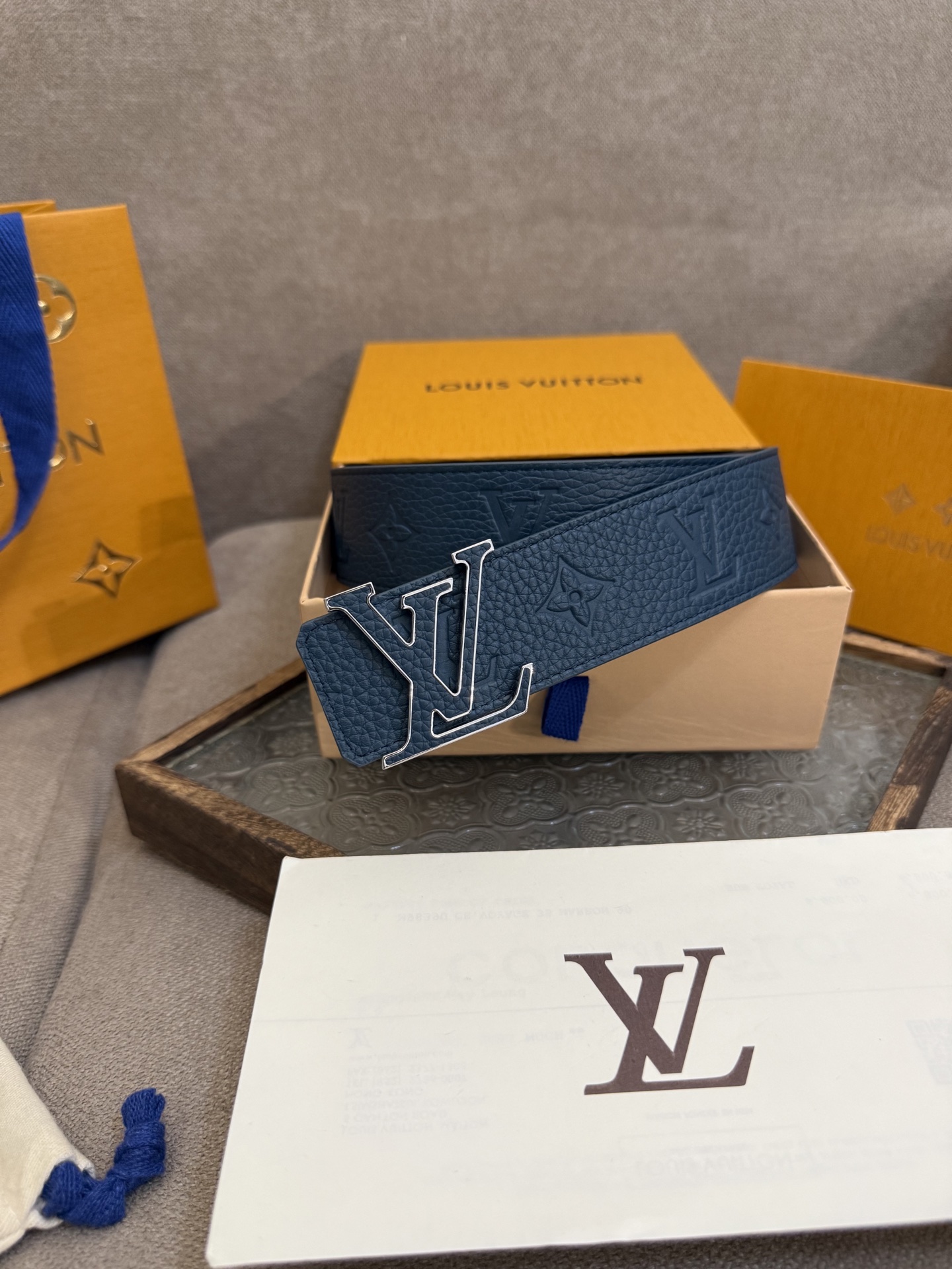 LV Dimension 4.0双面腰带将经典格调引入新颖尺幅设计。皮革压印 LV 字母和 Monog