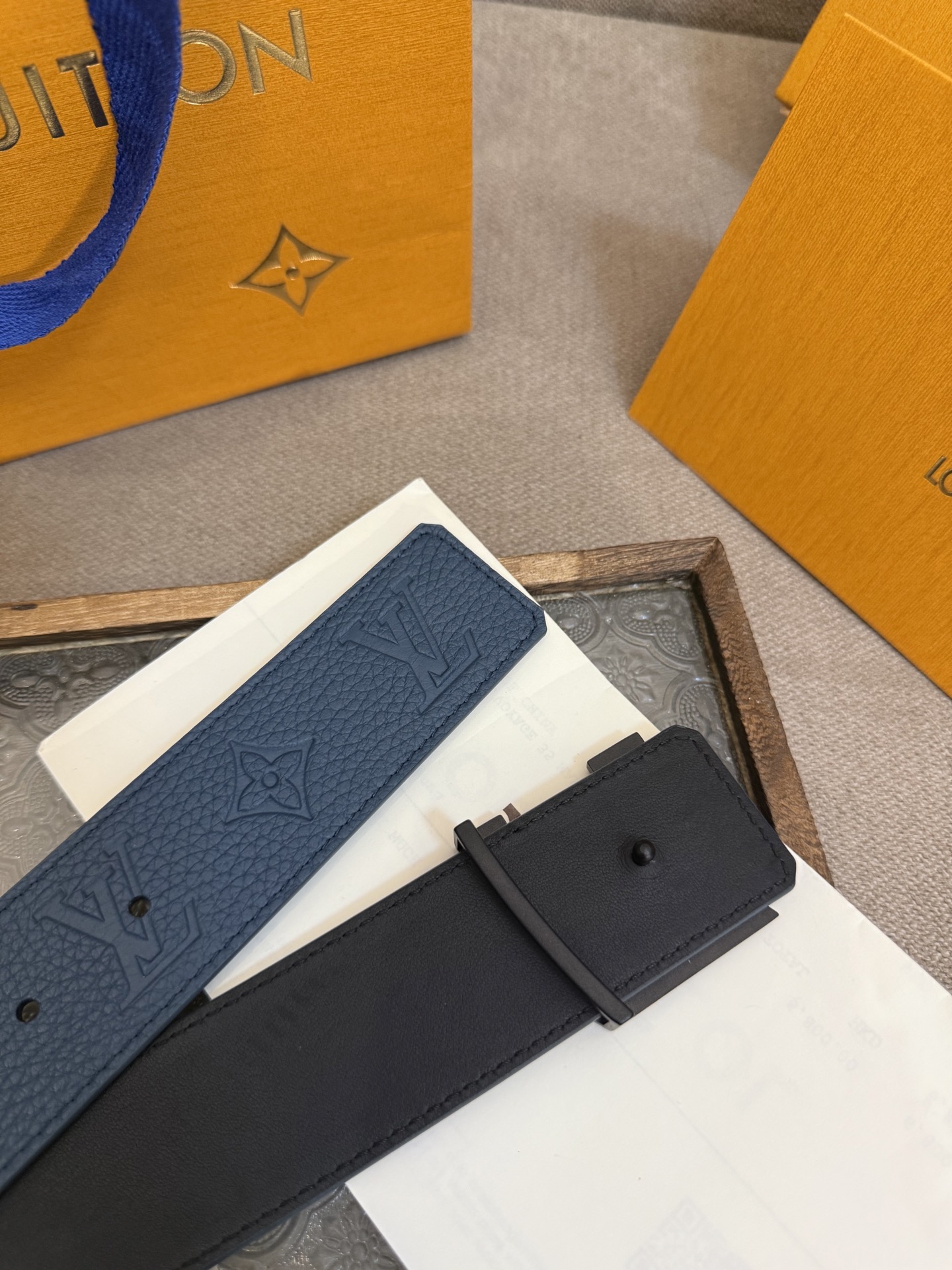  LV Dimension 4.0双面腰带将经典格调引入新颖尺幅设计。皮革压印 LV 字母和 Monog