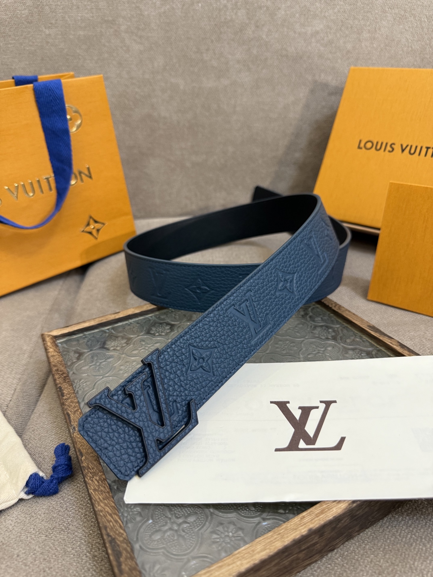  LV Dimension 4.0双面腰带将经典格调引入新颖尺幅设计。皮革压印 LV 字母和 Monog