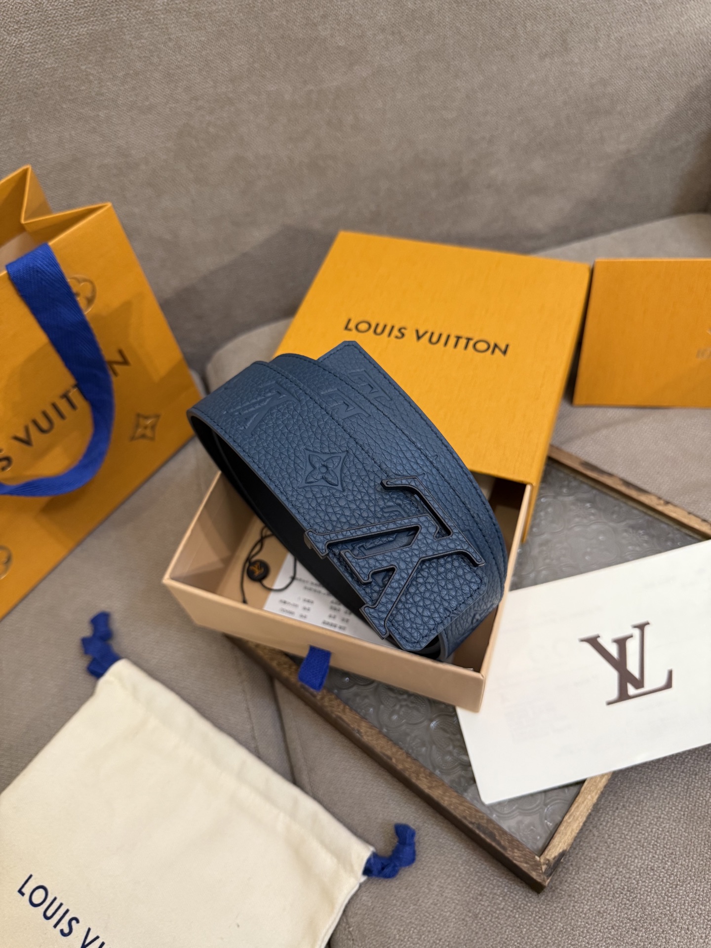  LV Dimension 4.0双面腰带将经典格调引入新颖尺幅设计。皮革压印 LV 字母和 Monog