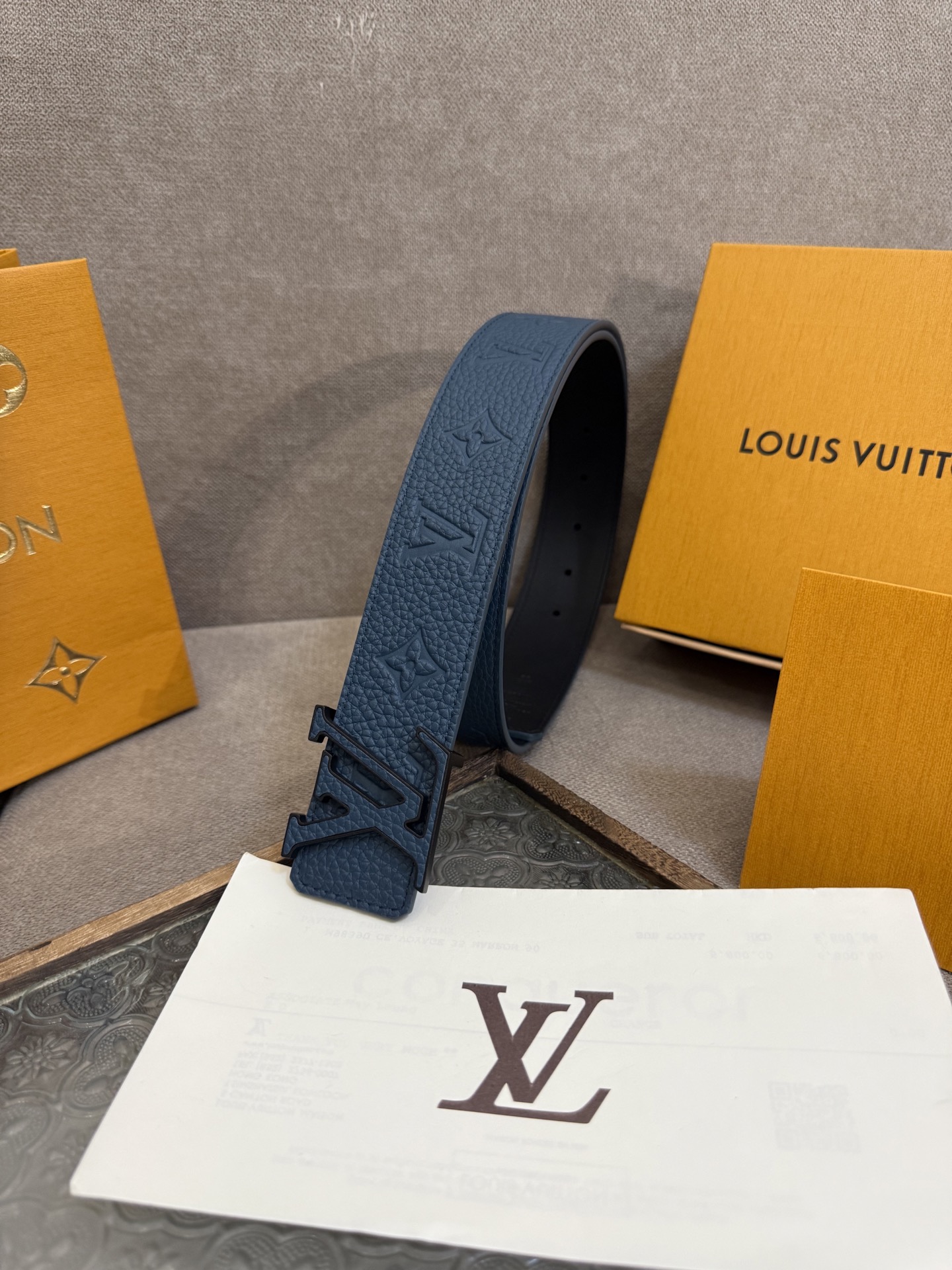  LV Dimension 4.0双面腰带将经典格调引入新颖尺幅设计。皮革压印 LV 字母和 Monog