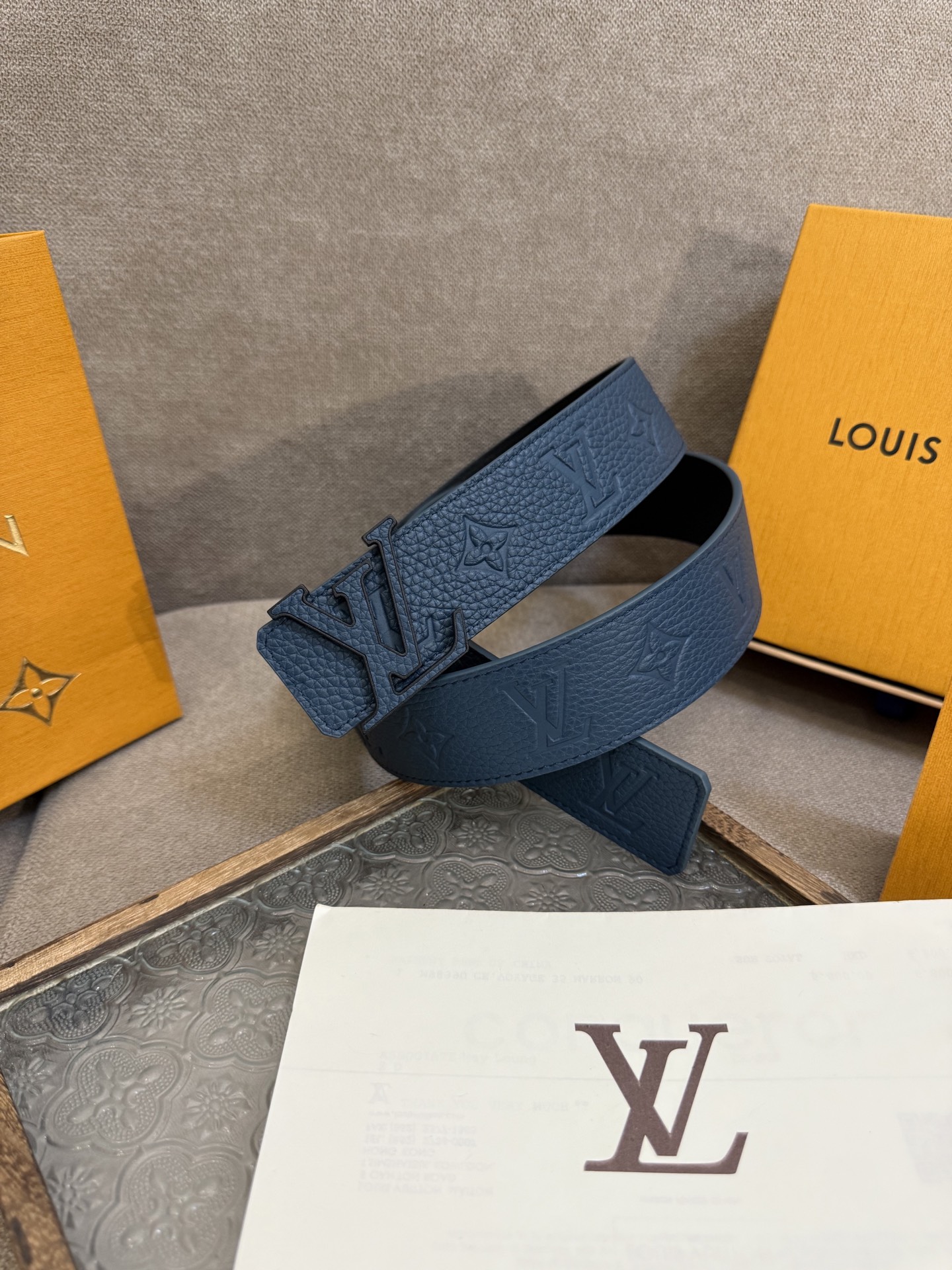  LV Dimension 4.0双面腰带将经典格调引入新颖尺幅设计。皮革压印 LV 字母和 Monog