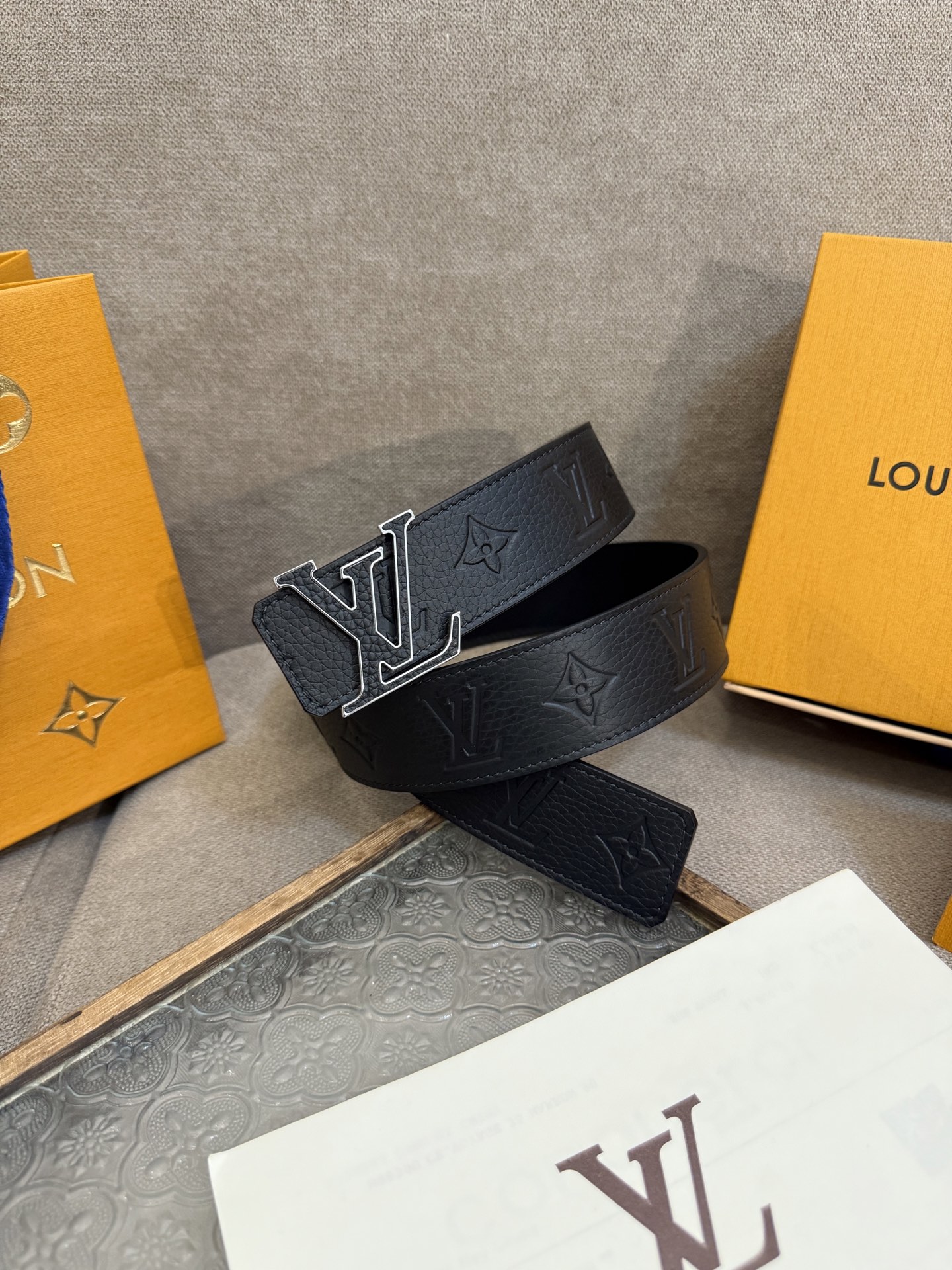  LV Dimension 4.0双面腰带将经典格调引入新颖尺幅设计。皮革压印 LV 字母和 Monog
