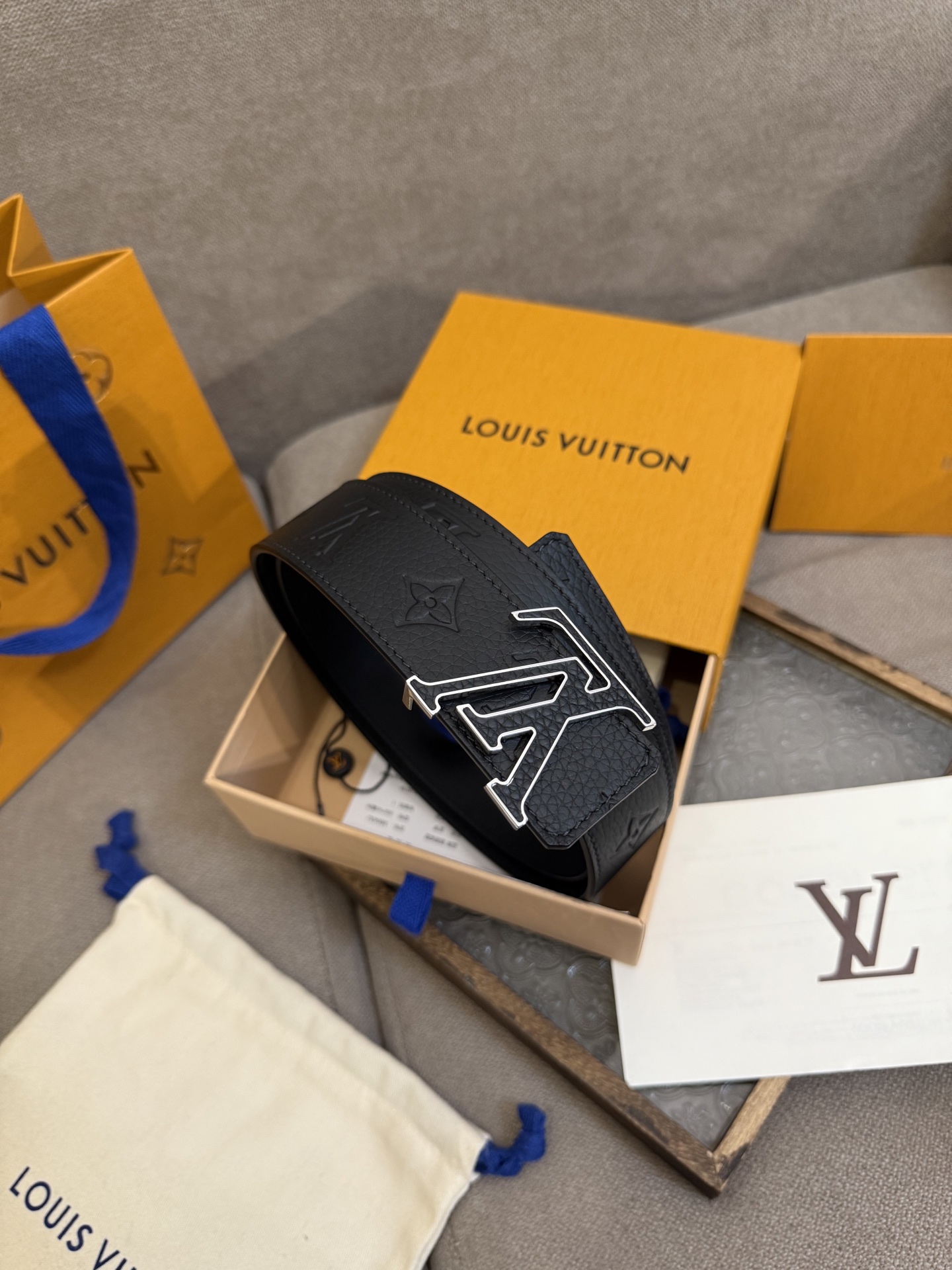  LV Dimension 4.0双面腰带将经典格调引入新颖尺幅设计。皮革压印 LV 字母和 Monog