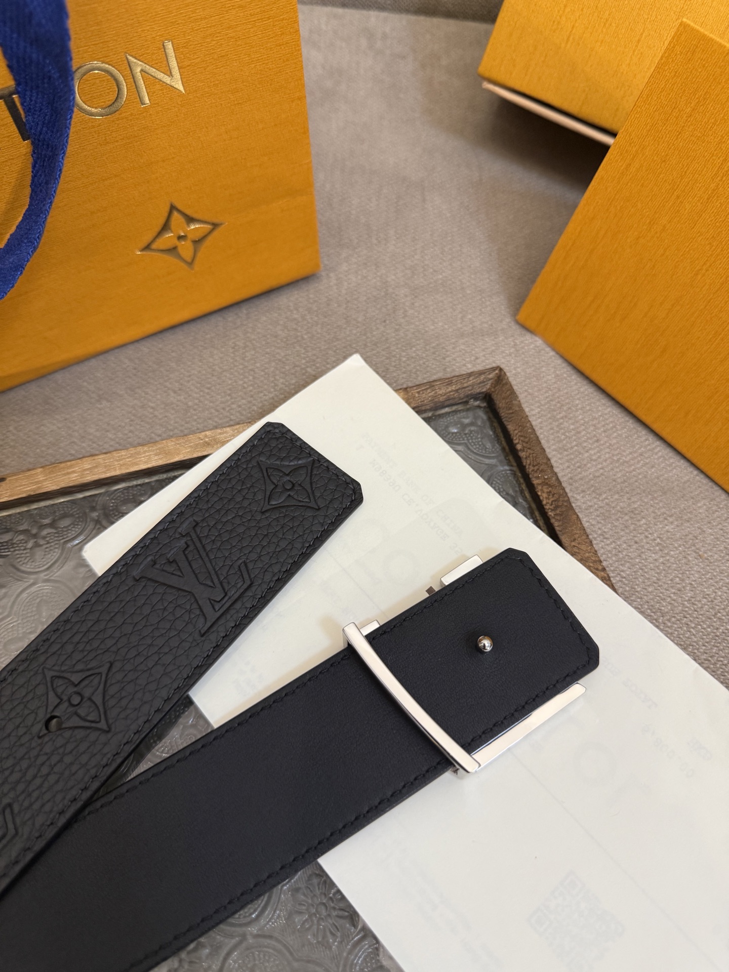 LV Dimension 4.0双面腰带将经典格调引入新颖尺幅设计。皮革压印 LV 字母和 Monog