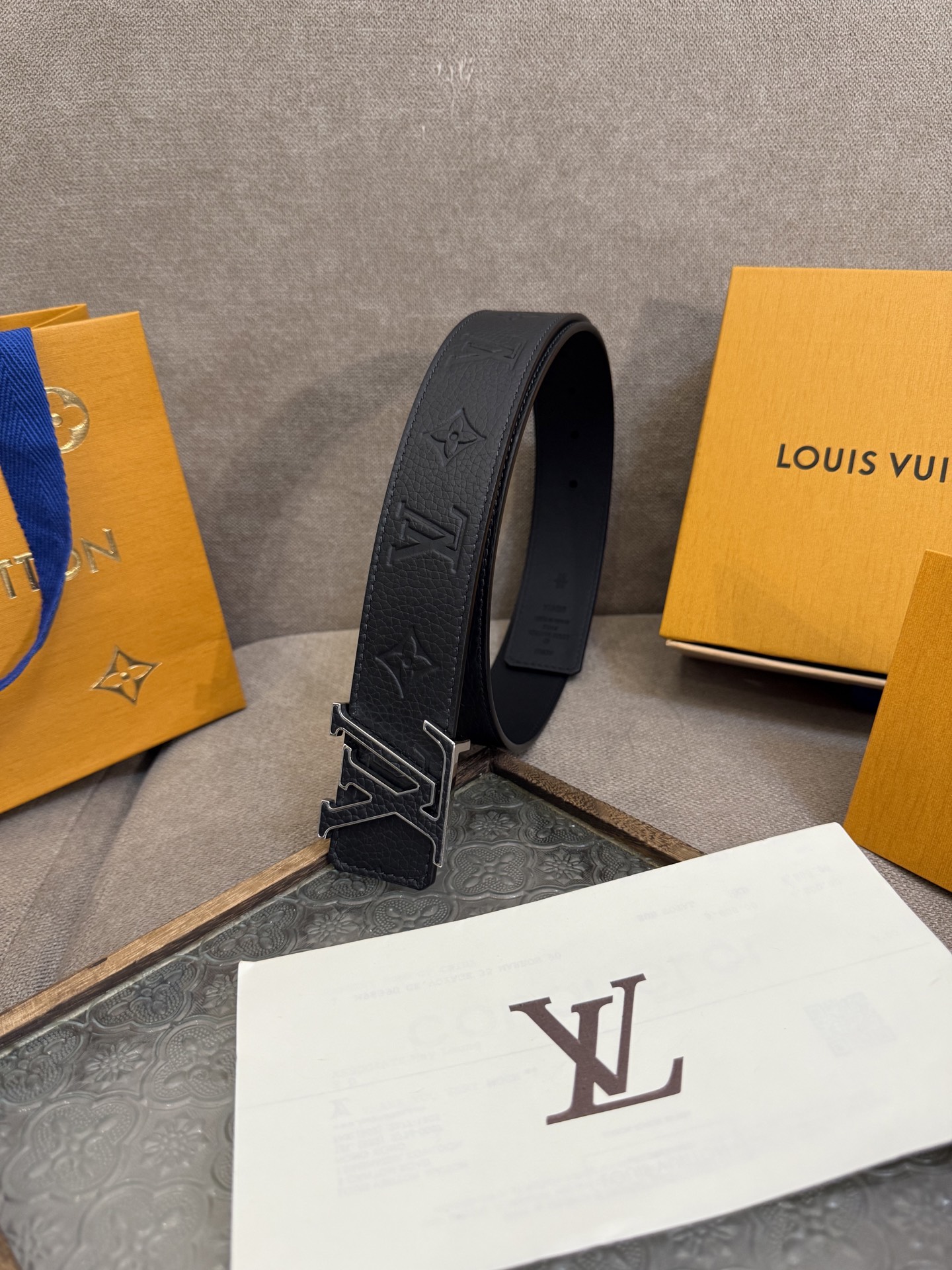  LV Dimension 4.0双面腰带将经典格调引入新颖尺幅设计。皮革压印 LV 字母和 Monog