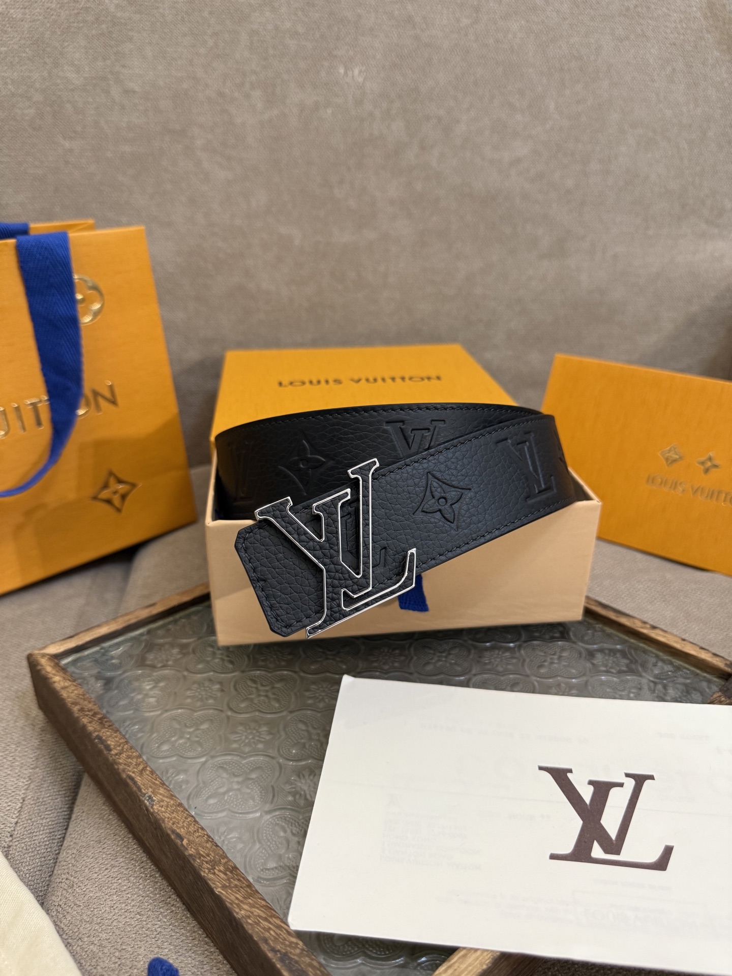  LV Dimension 4.0双面腰带将经典格调引入新颖尺幅设计。皮革压印 LV 字母和 Monog