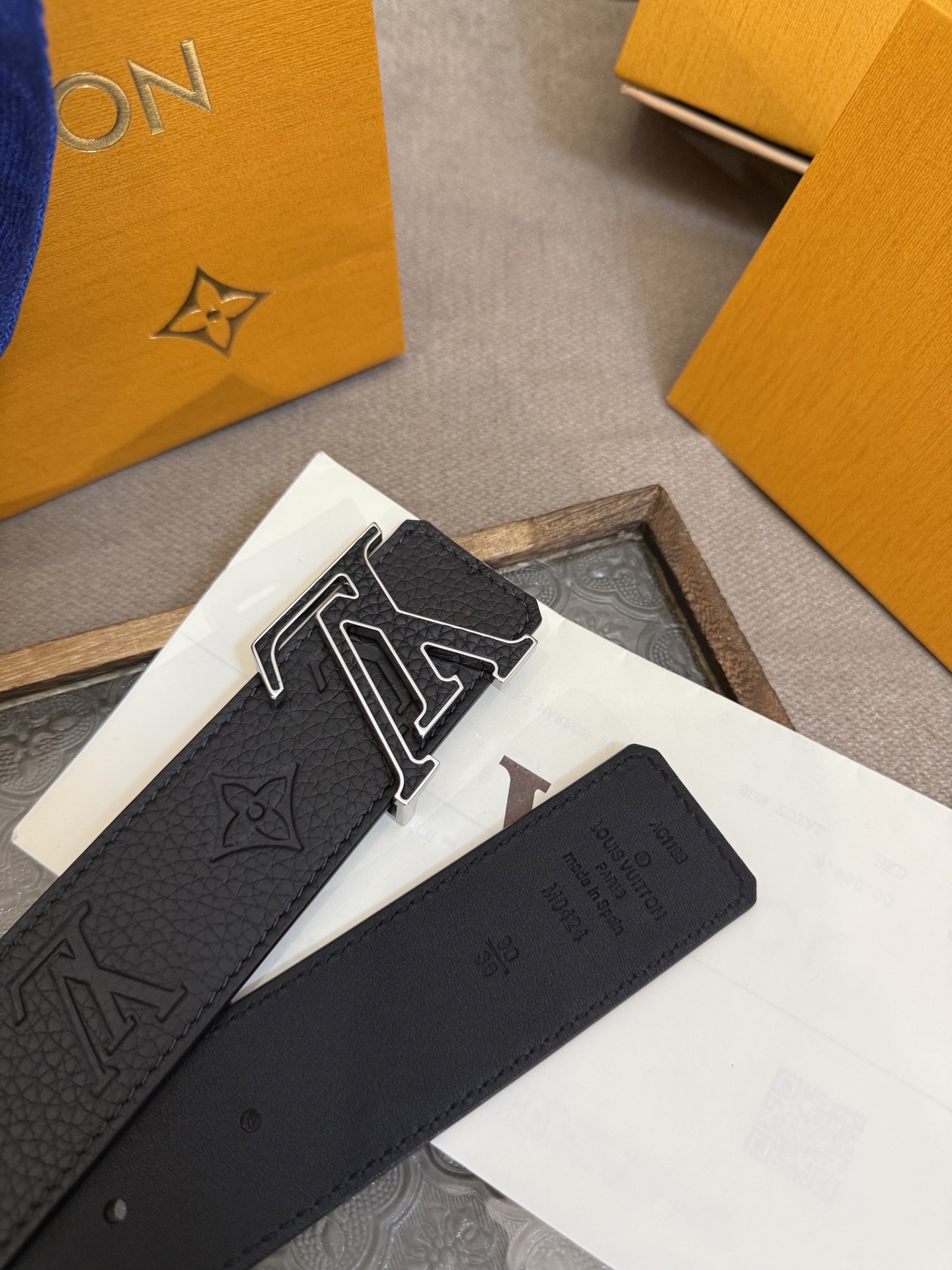  LV Dimension 4.0双面腰带将经典格调引入新颖尺幅设计。皮革压印 LV 字母和 Monog