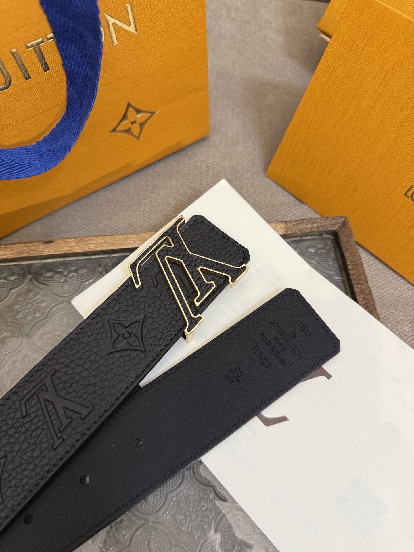  LV Dimension 4.0双面腰带将经典格调引入新颖尺幅设计。皮革压印 LV 字母和 Monog