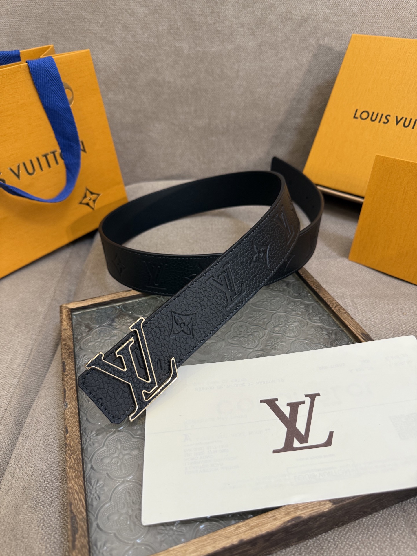  LV Dimension 4.0双面腰带将经典格调引入新颖尺幅设计。皮革压印 LV 字母和 Monog