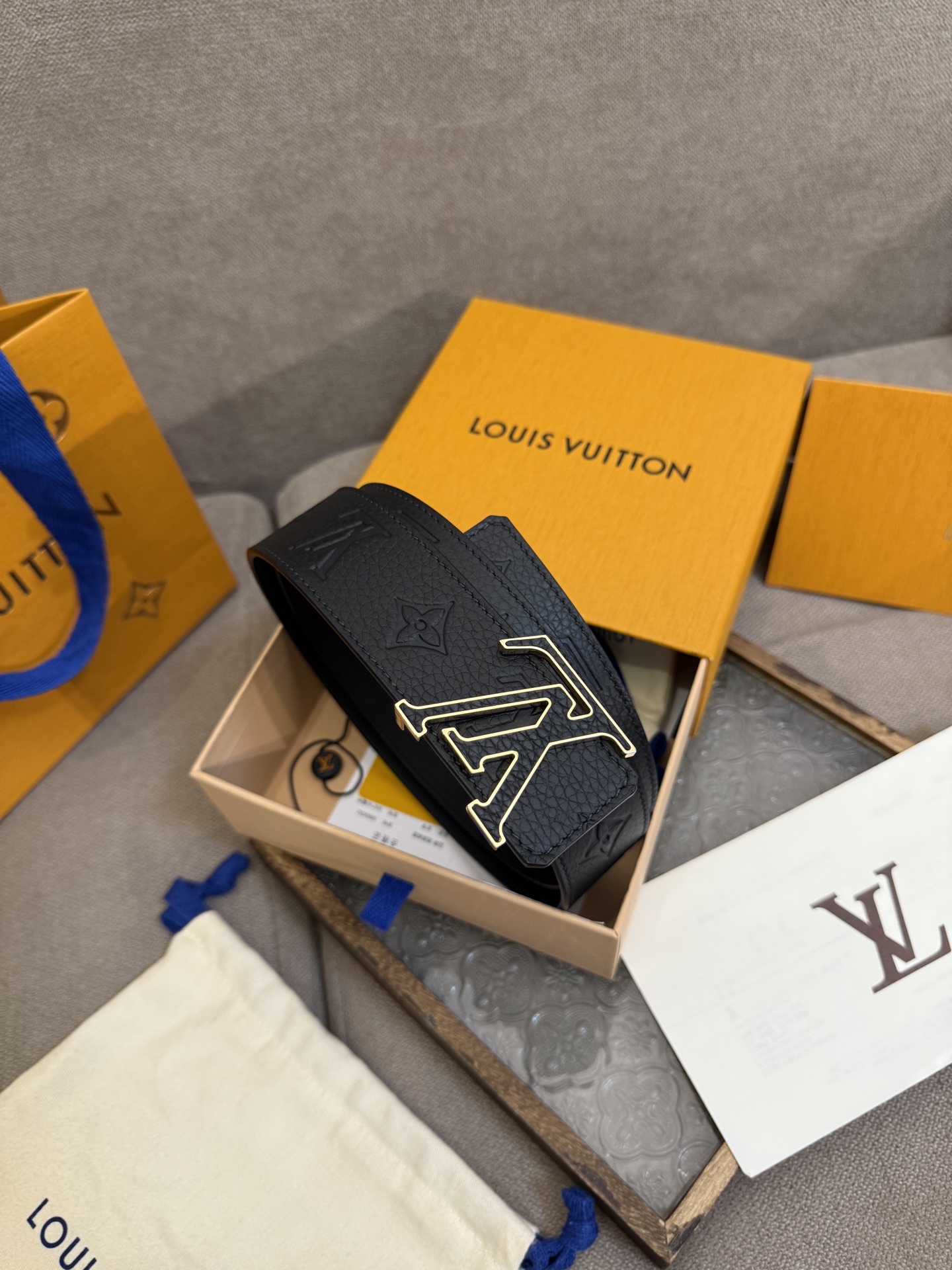  LV Dimension 4.0双面腰带将经典格调引入新颖尺幅设计。皮革压印 LV 字母和 Monog