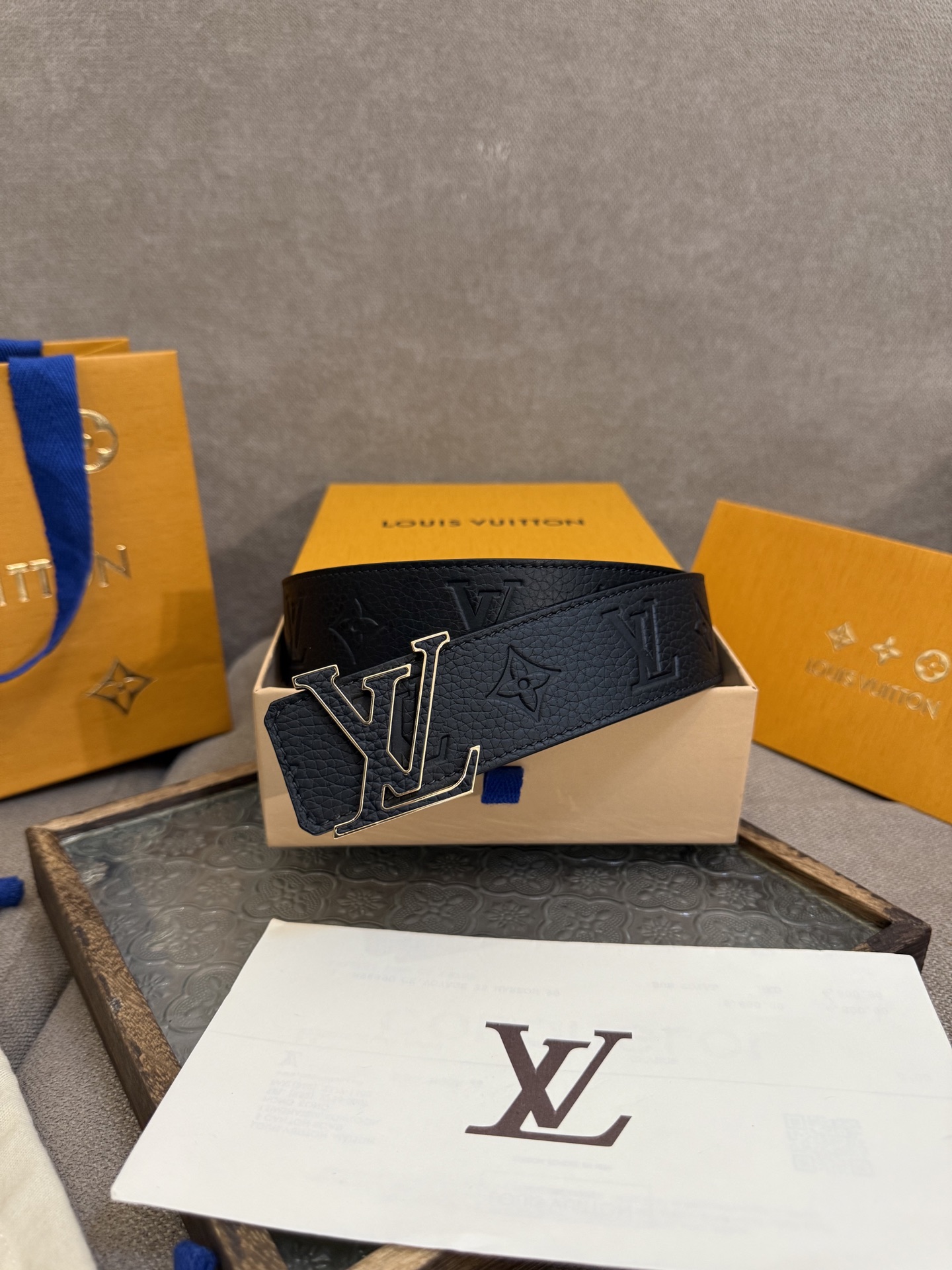  LV Dimension 4.0双面腰带将经典格调引入新颖尺幅设计。皮革压印 LV 字母和 Monog