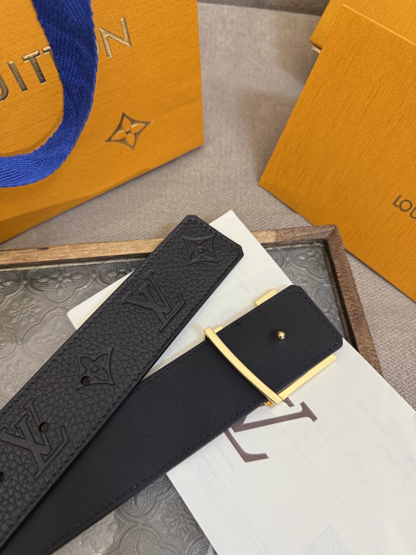  LV Dimension 4.0双面腰带将经典格调引入新颖尺幅设计。皮革压印 LV 字母和 Monog