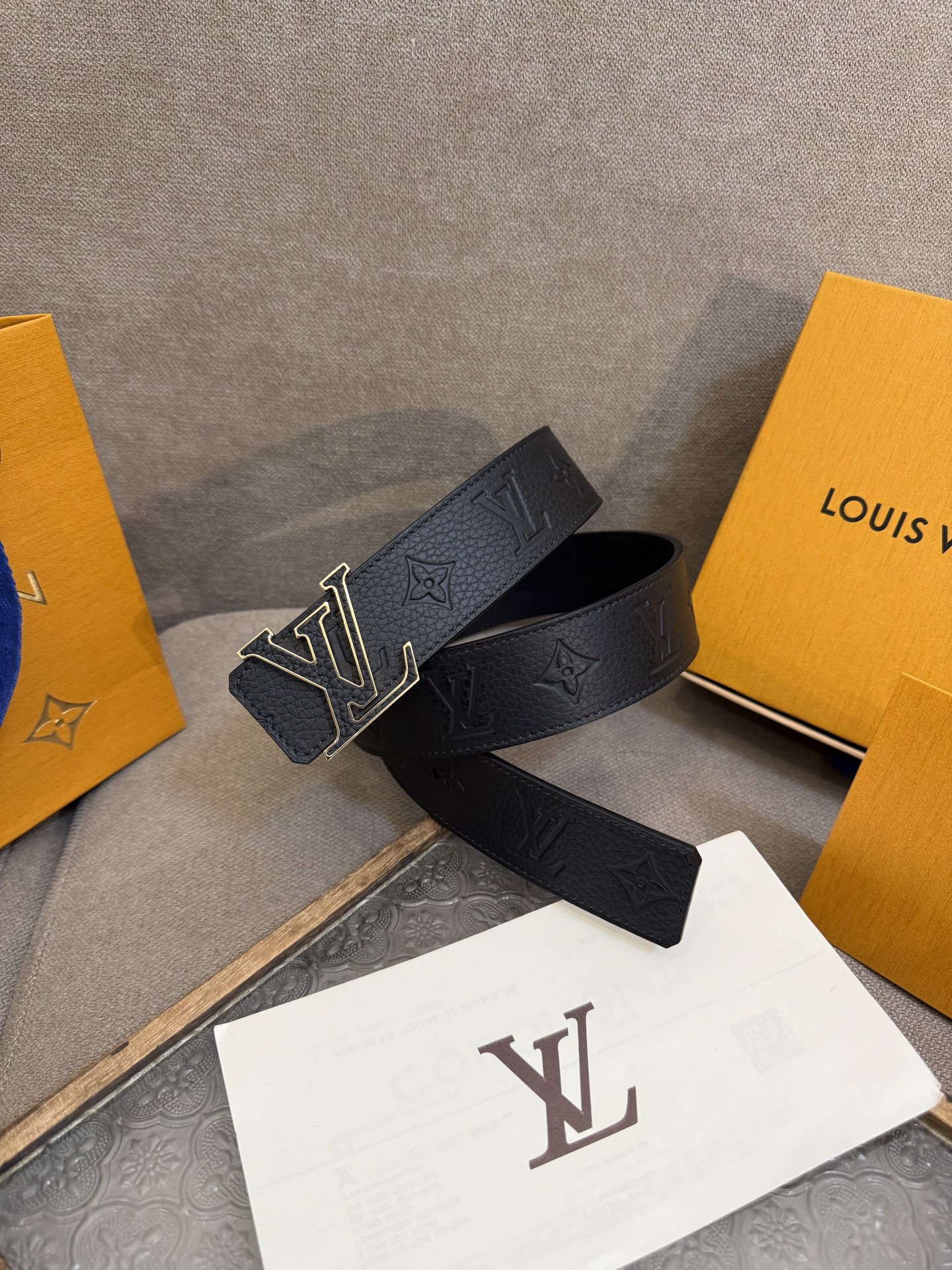  LV Dimension 4.0双面腰带将经典格调引入新颖尺幅设计。皮革压印 LV 字母和 Monog