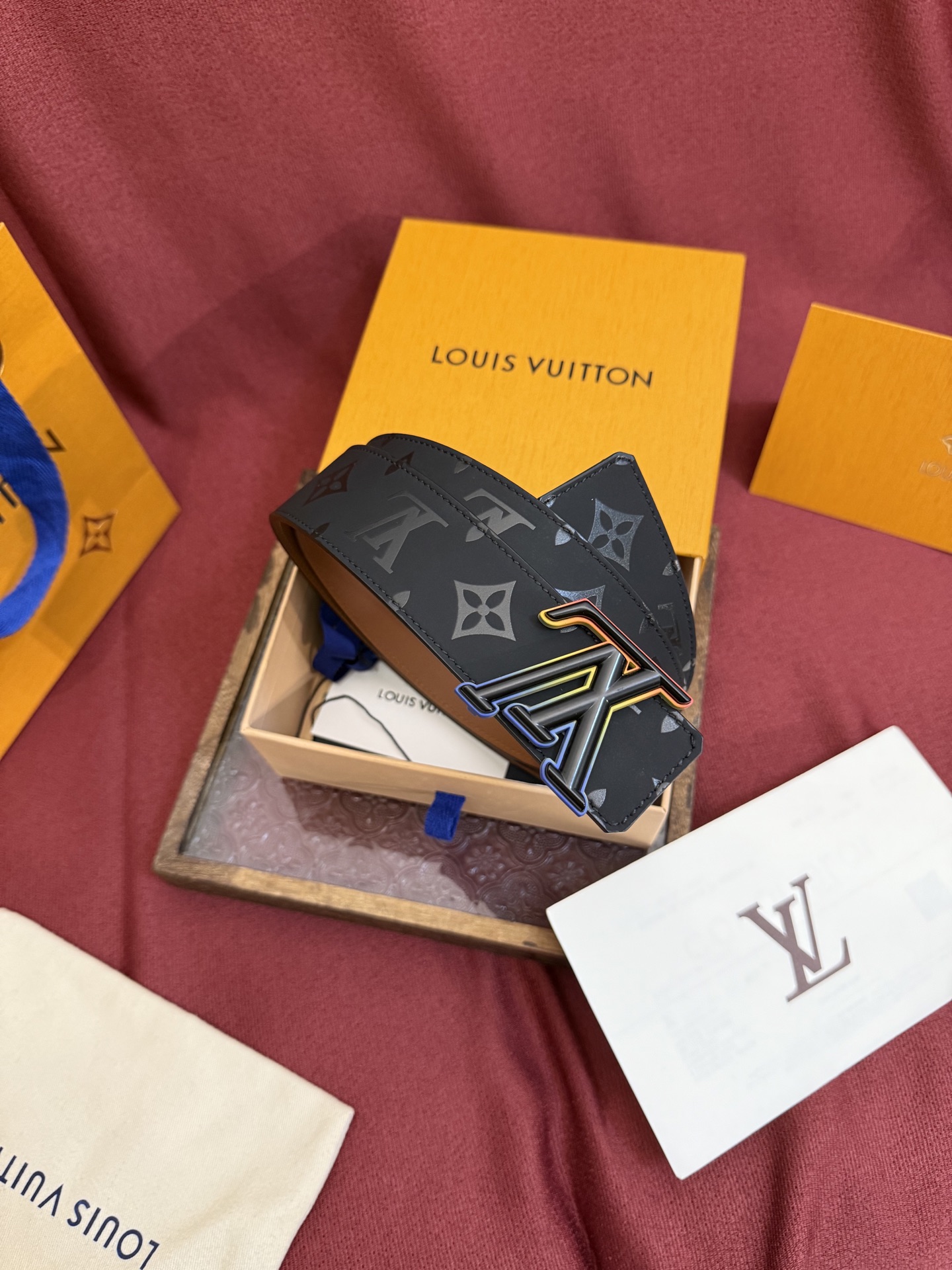 LV Dimension 4.0双面腰带将经典格调引入新颖尺幅设计。皮革压印 LV 字母和 Monogr