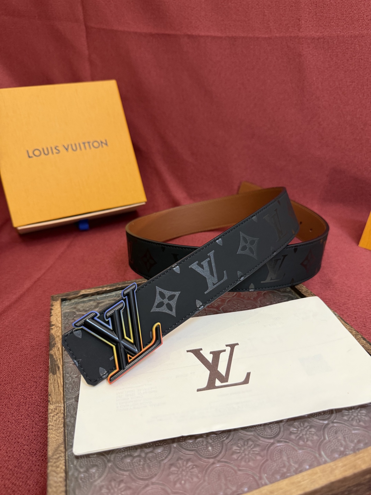 LV Dimension 4.0双面腰带将经典格调引入新颖尺幅设计。皮革压印 LV 字母和 Monogr