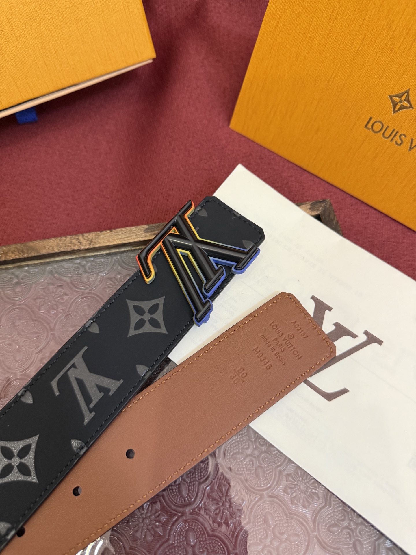 LV Dimension 4.0双面腰带将经典格调引入新颖尺幅设计。皮革压印 LV 字母和 Monogr